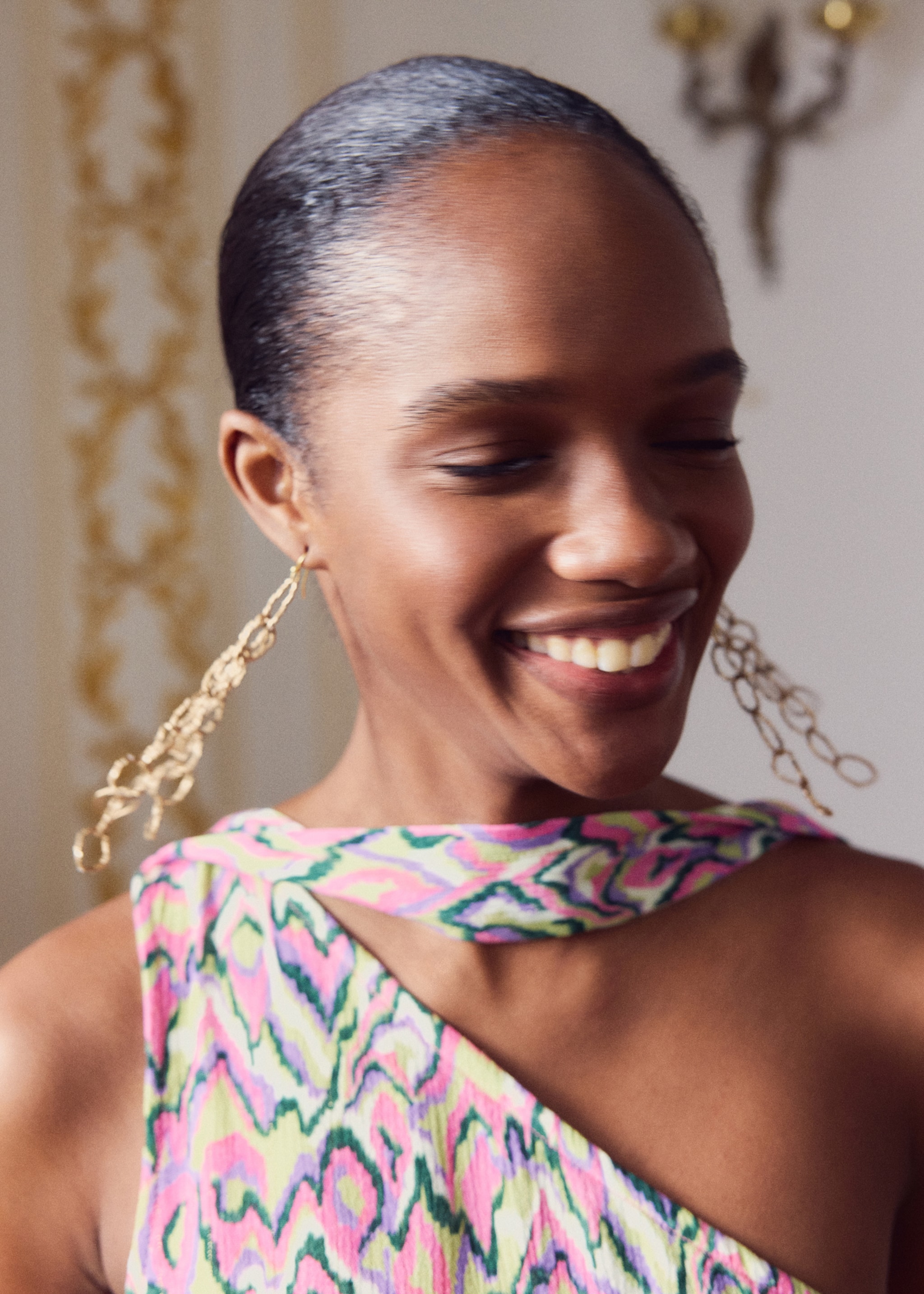 Intertwined hoop earrings - Details of the article 9, Gold. Ref: 87005988-00.