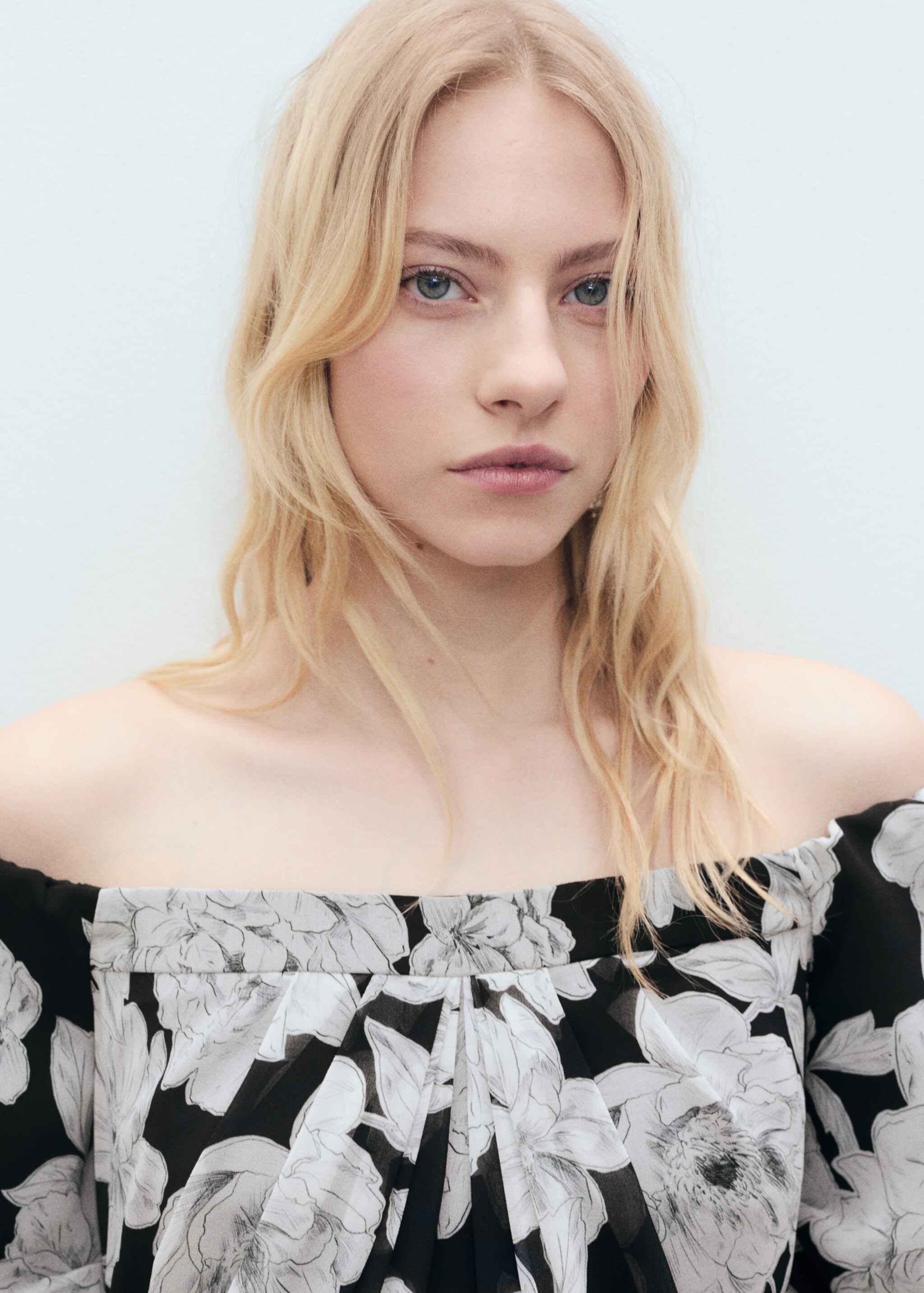 Strapless floral dress - Details of the article 1, Black. Ref: 87006382-00.