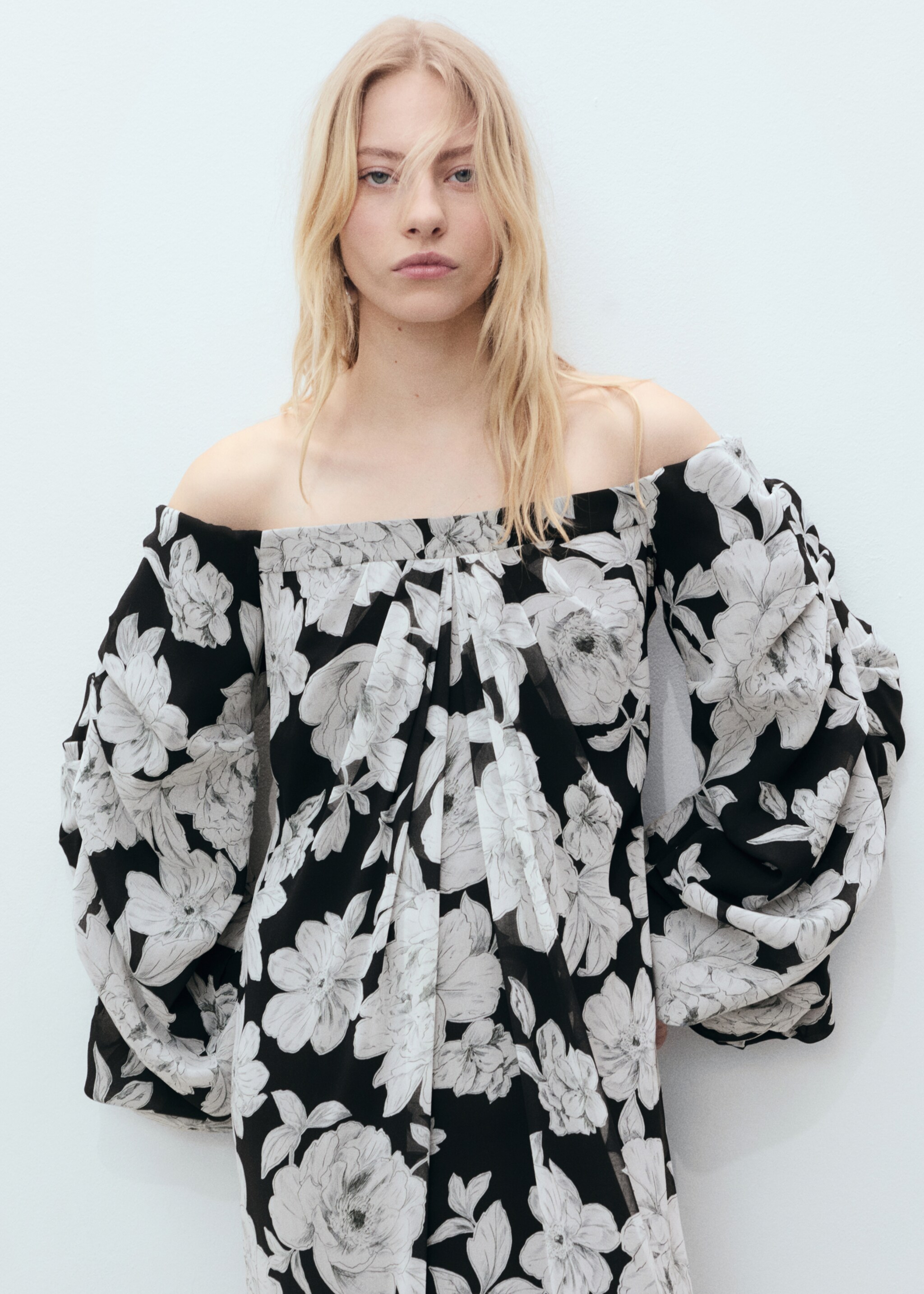 Strapless floral dress - Details of the article 6, Black. Ref: 87006382-00.