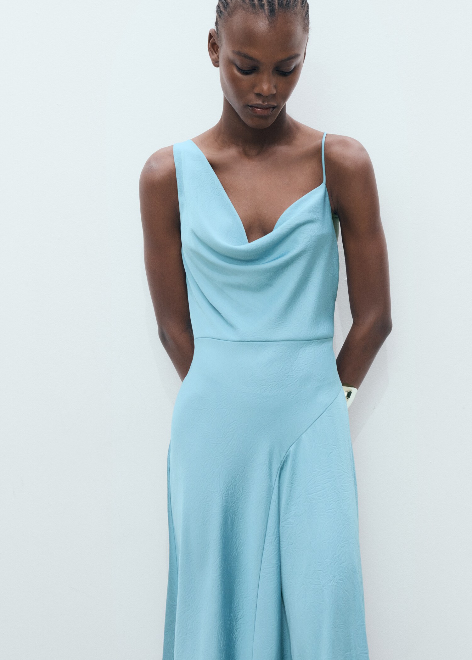 Asymmetrisches Kleid mit Knittereffekt - Mittlere Ansicht