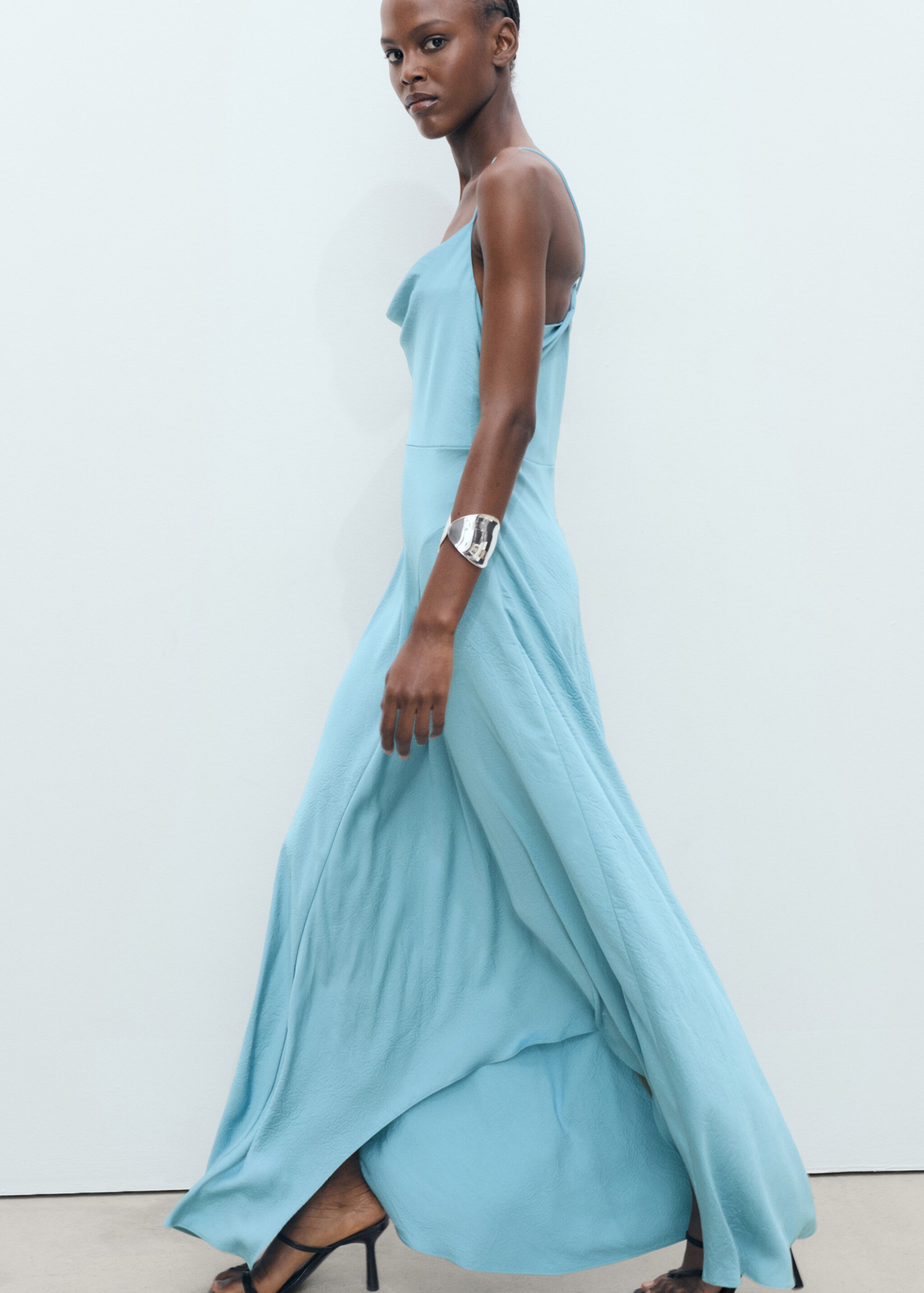 Asymmetrisches Kleid mit Knittereffekt - Detail des Artikels 1, Himmelblau. Ref: 87006384-00.