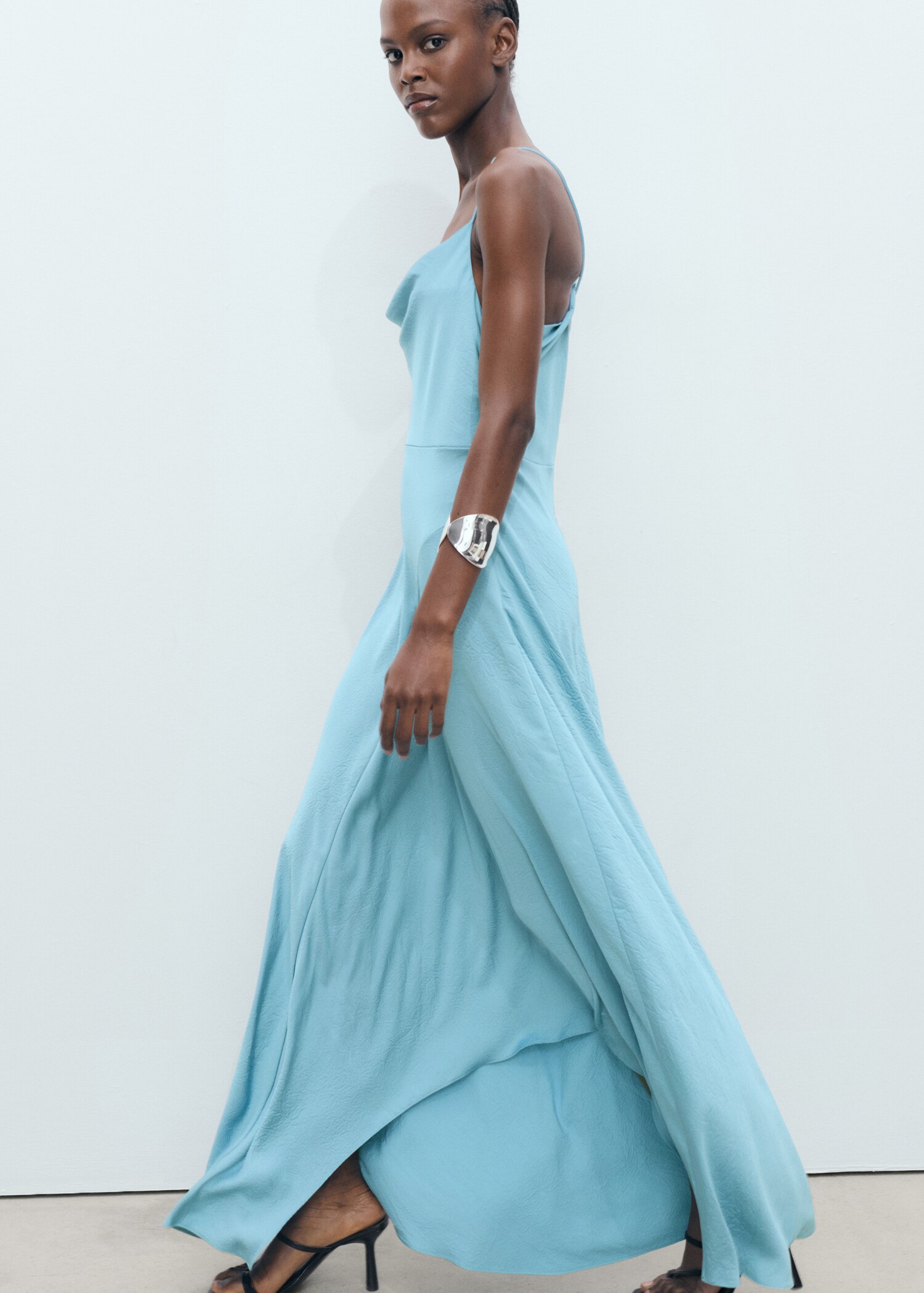 Asymmetrisches Kleid mit Knittereffekt - Detail des Artikels 1