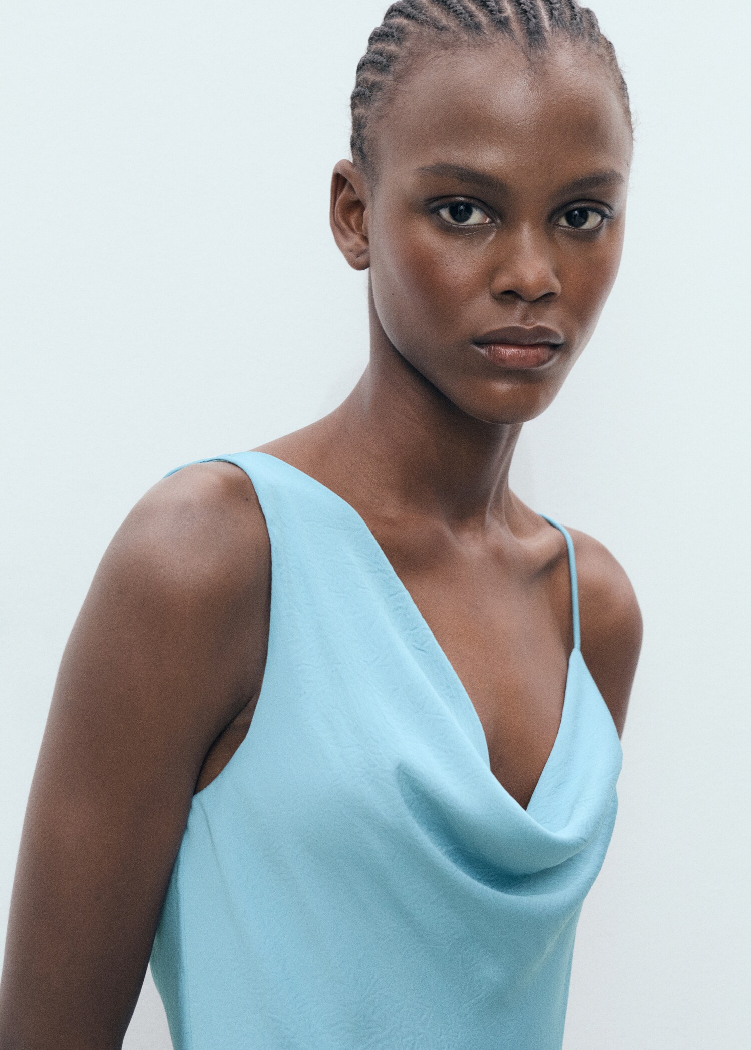 Asymmetrisches Kleid mit Knittereffekt - Detail des Artikels 4