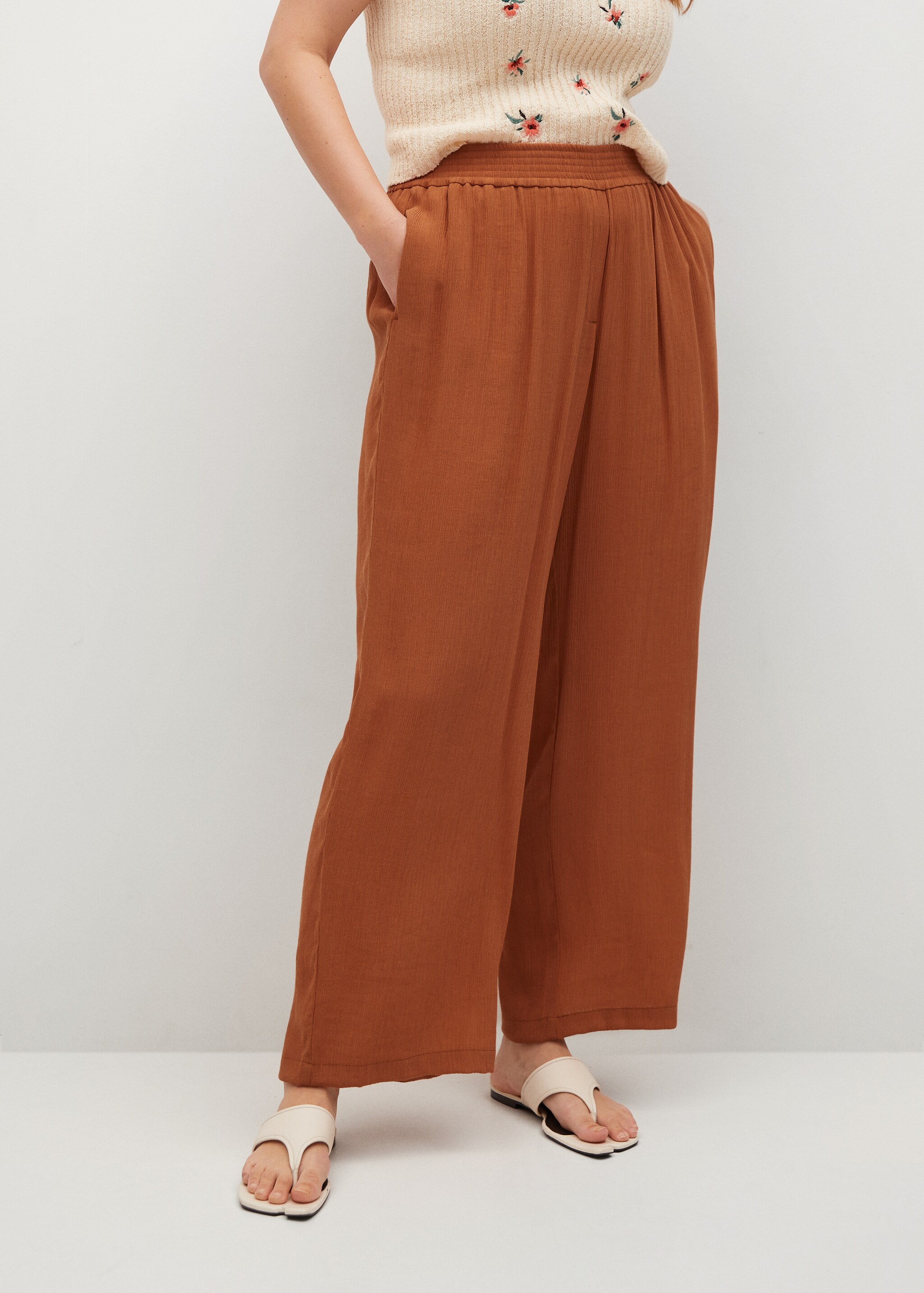 Pantalón acampanado fluido - Plano medio