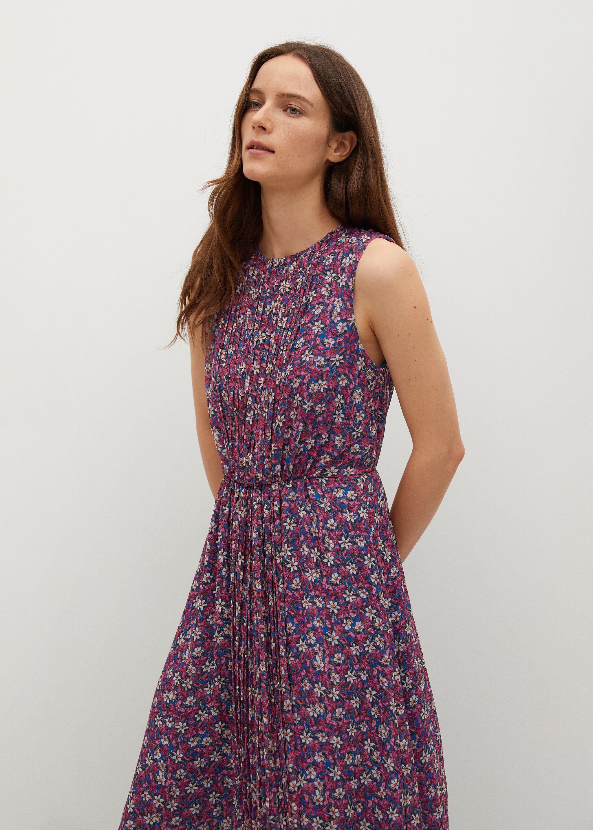 Vestido detalles plisados - Plano medio