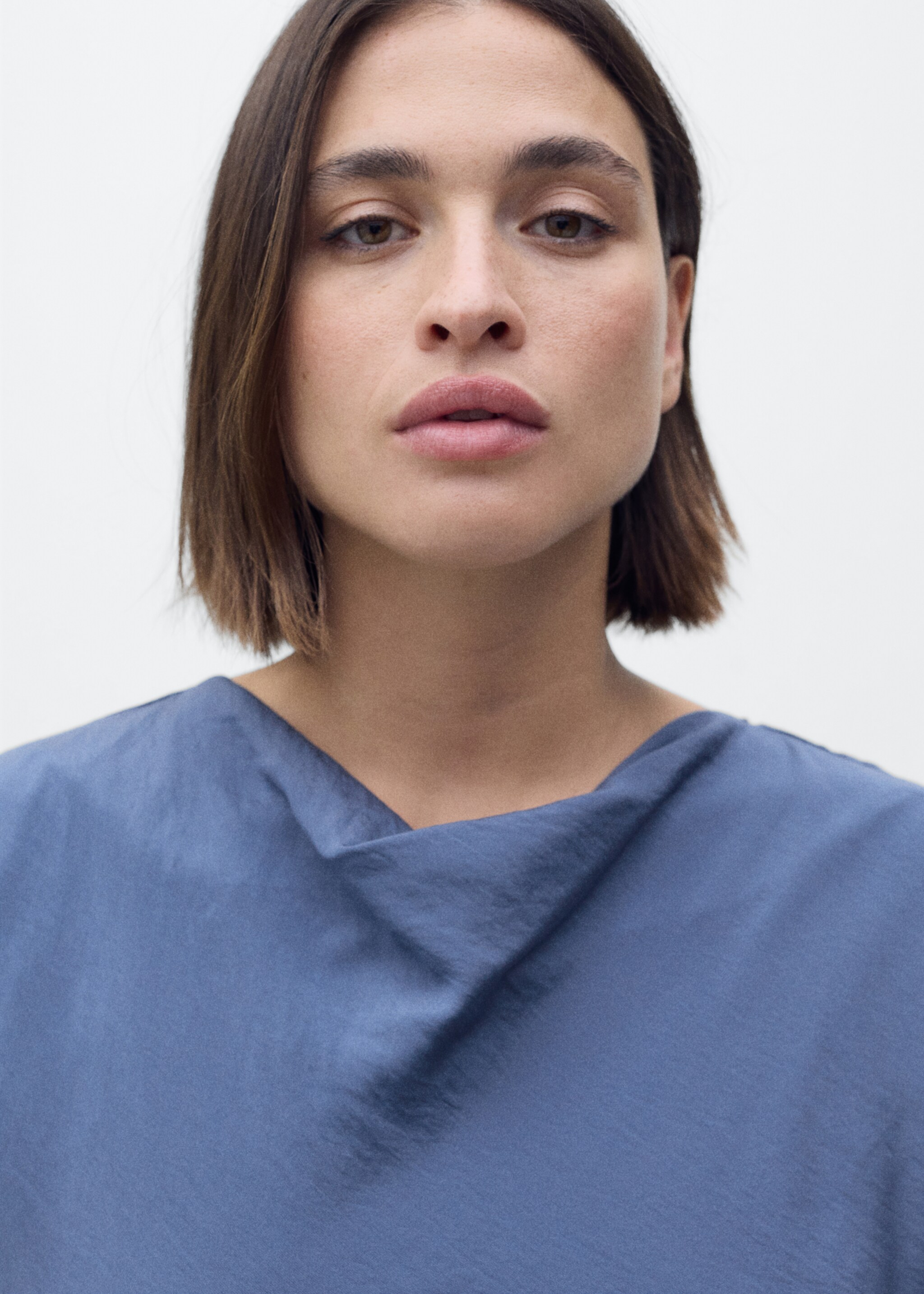 Draped straight dress - Details of the article 4, Indigo Blue. Ref: 87007190-00.