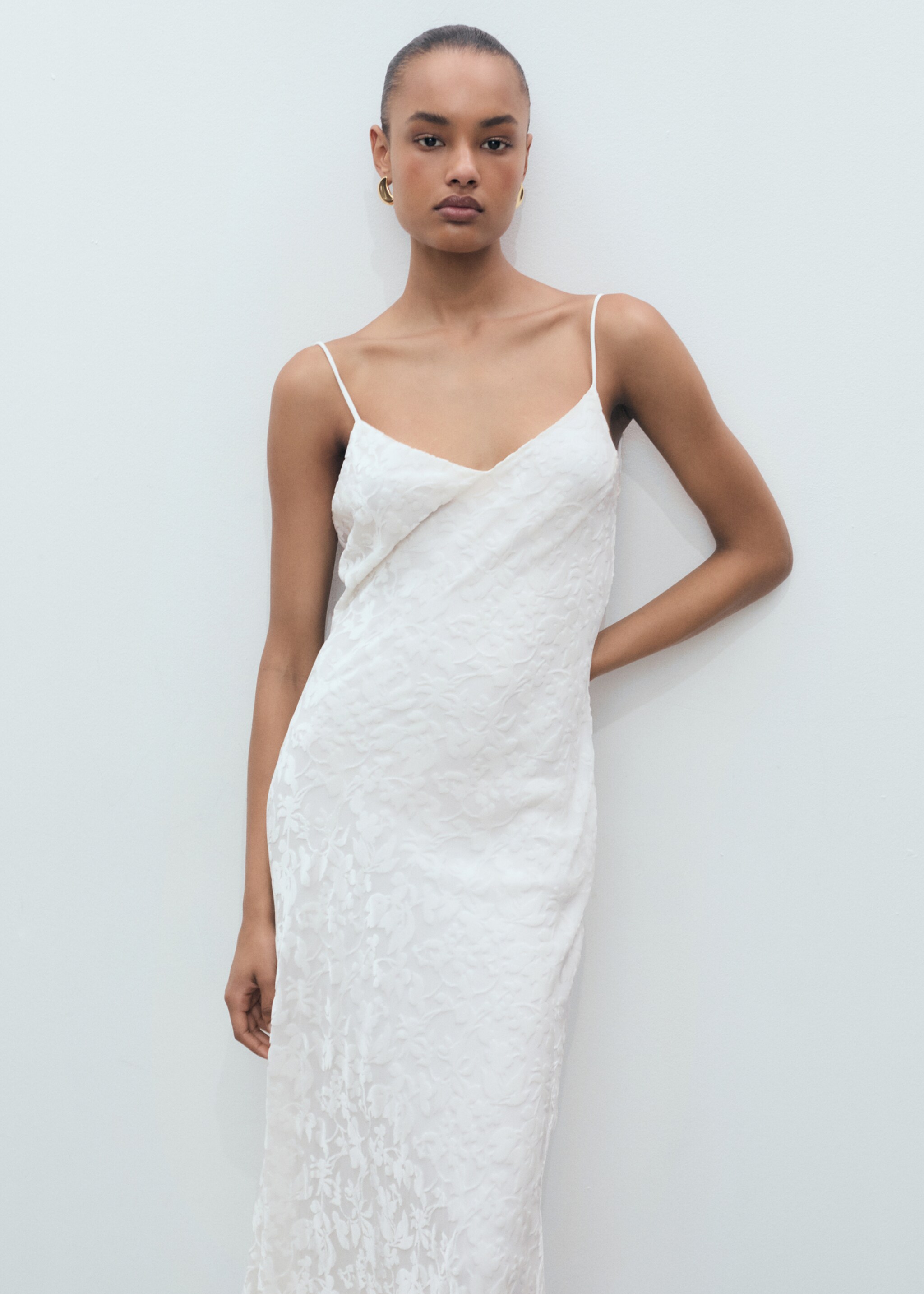 Sukienka z kwiatowego materiału devoré - Plan średni, Złamana biel. Ref: 87007191-00.