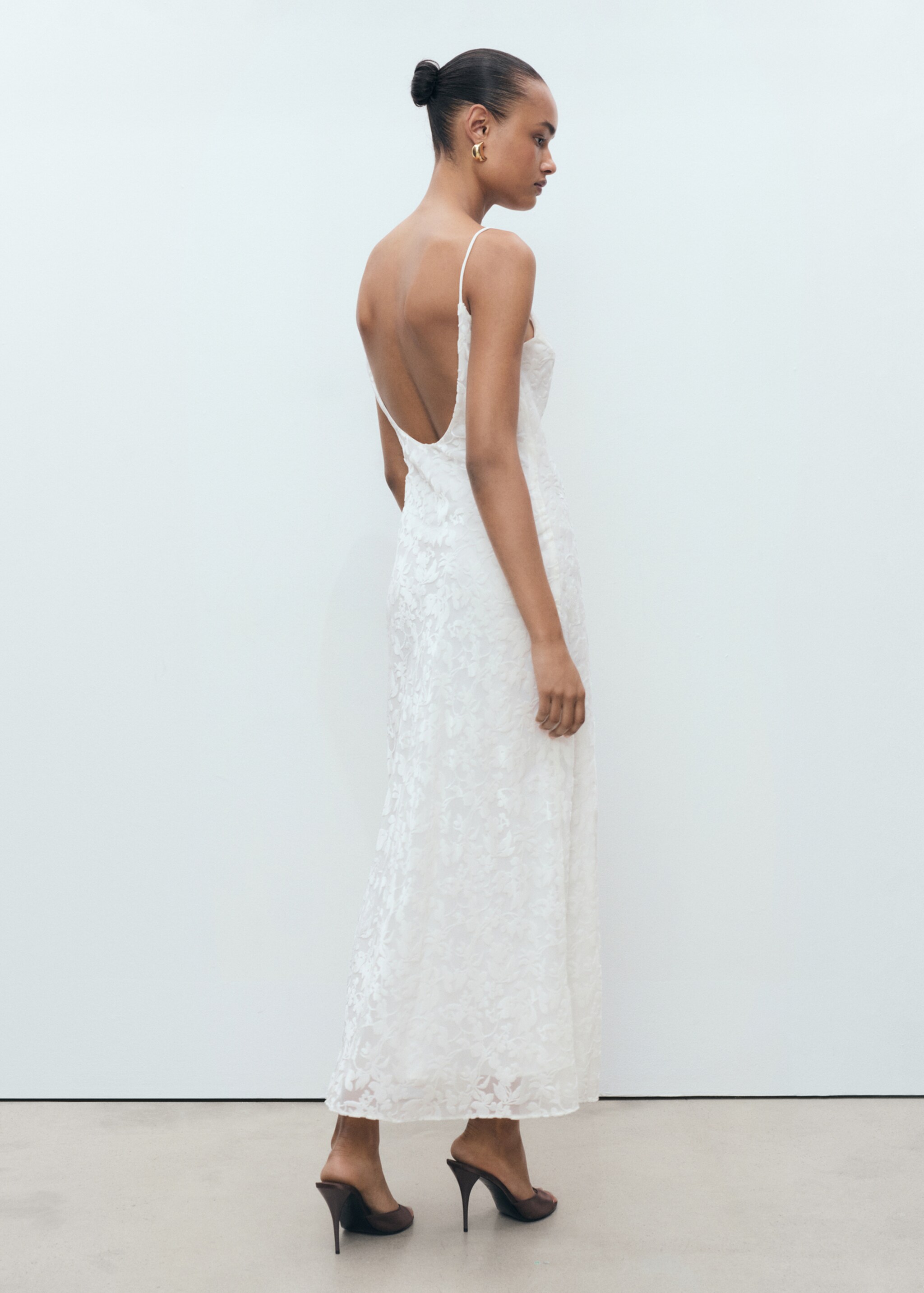 Sukienka z kwiatowego materiału devoré - Tylna strona artykułu, Złamana biel. Ref: 87007191-00.