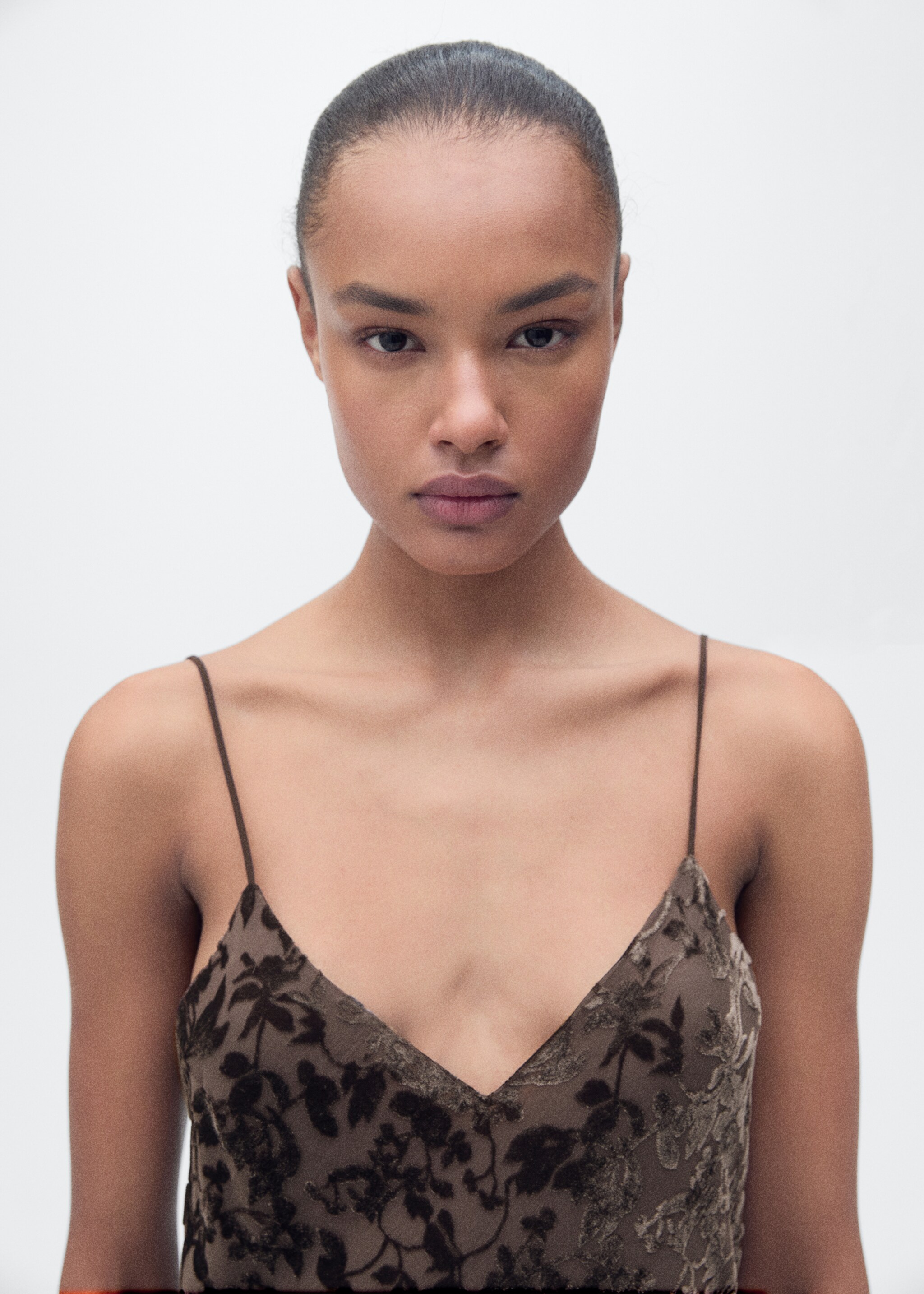 Sukienka z kwiatowego materiału devoré - Szczegóły artykułu 2, Czekoladowy. Ref: 87007191-00.