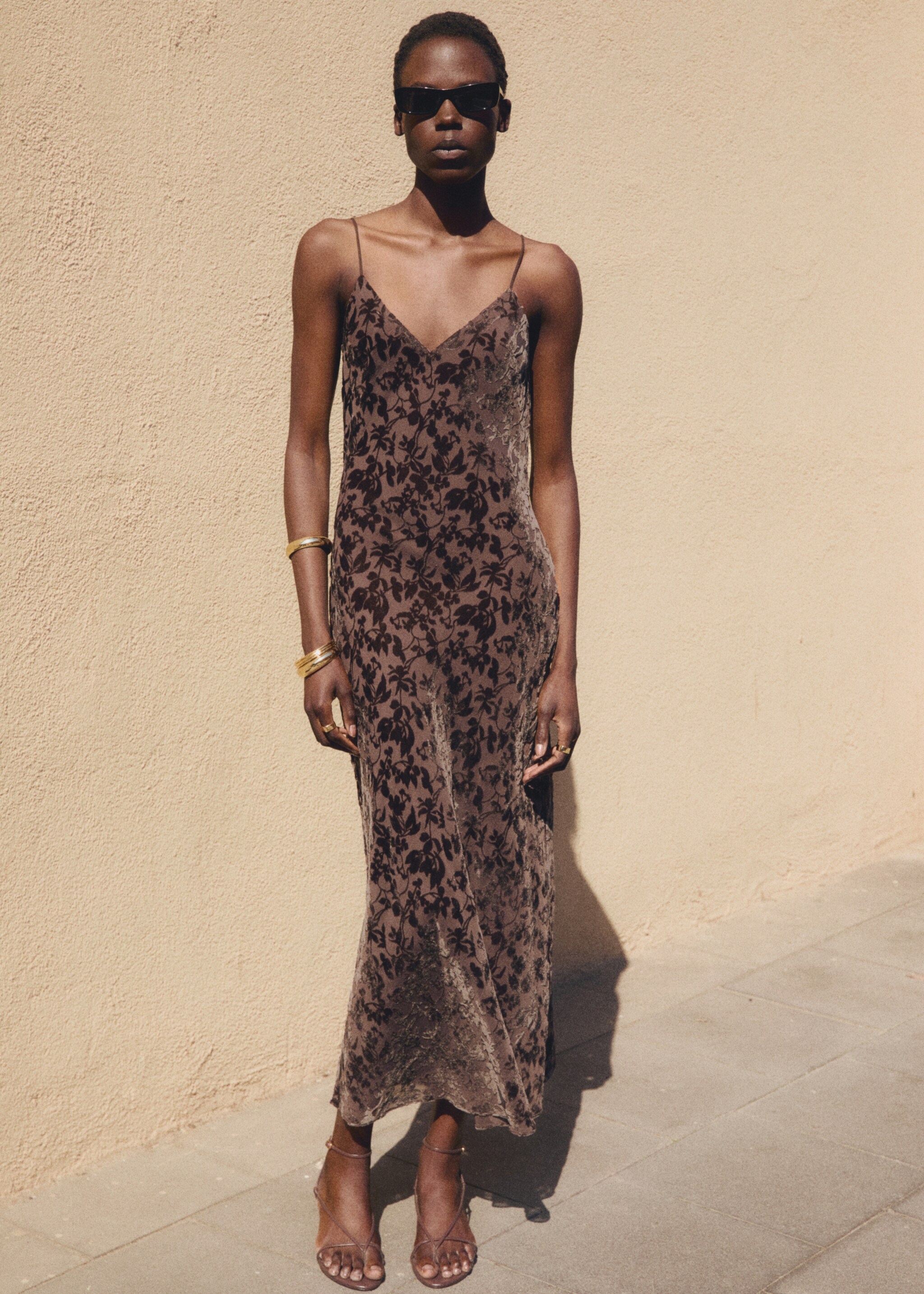 Sukienka z kwiatowego materiału devoré - Szczegóły artykułu 7, Czekoladowy. Ref: 87007191-00.