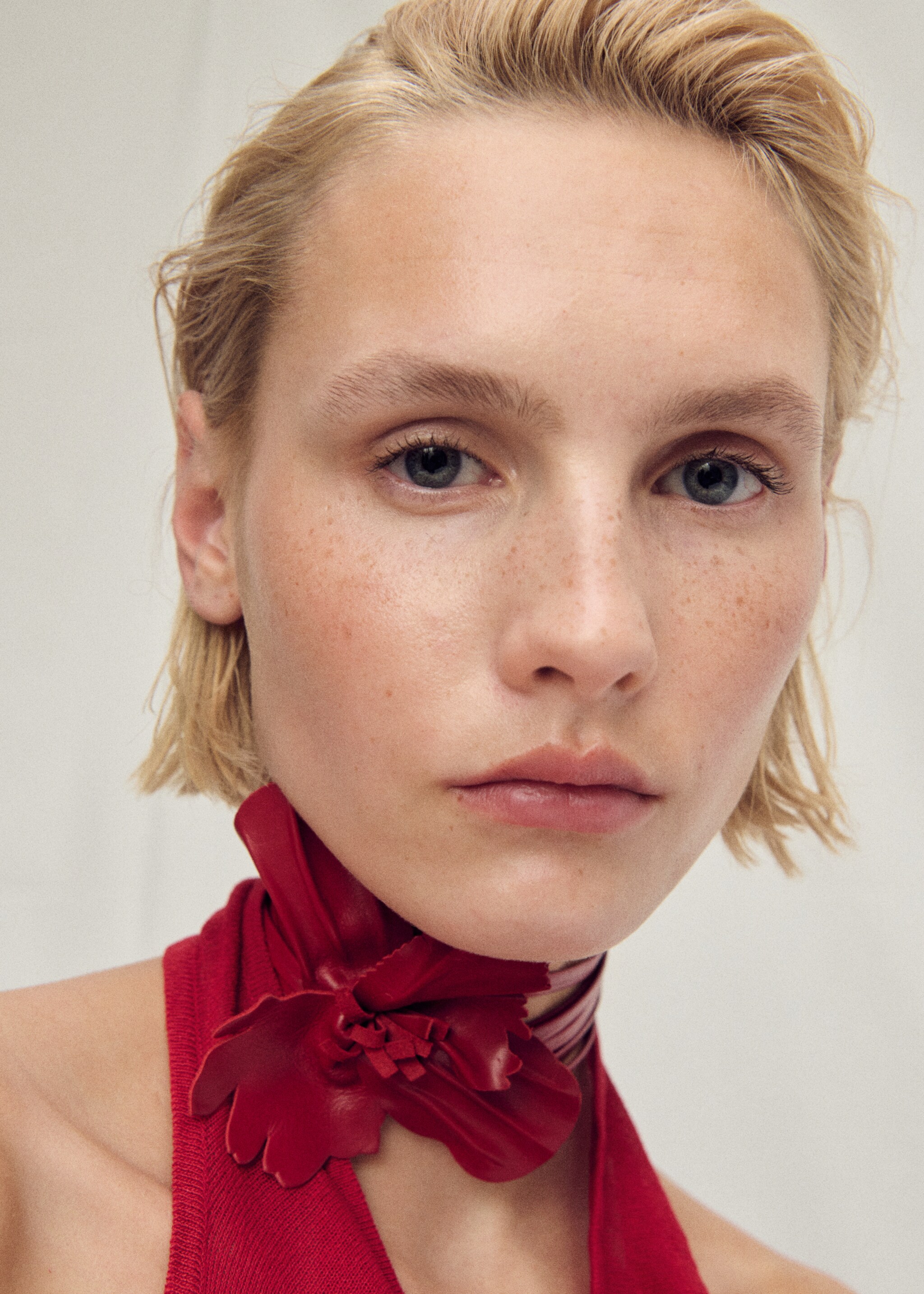 Draped knitted top with open back - Details of the article 1, Red. Ref: 87007198-00.