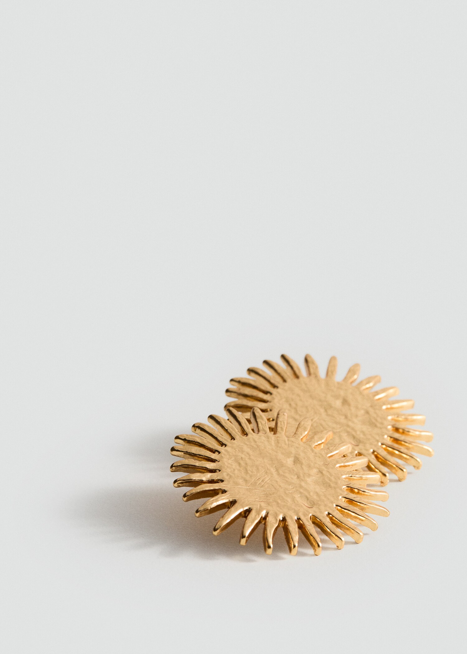 Boucles d'oreilles motif soleil - Plan moyen