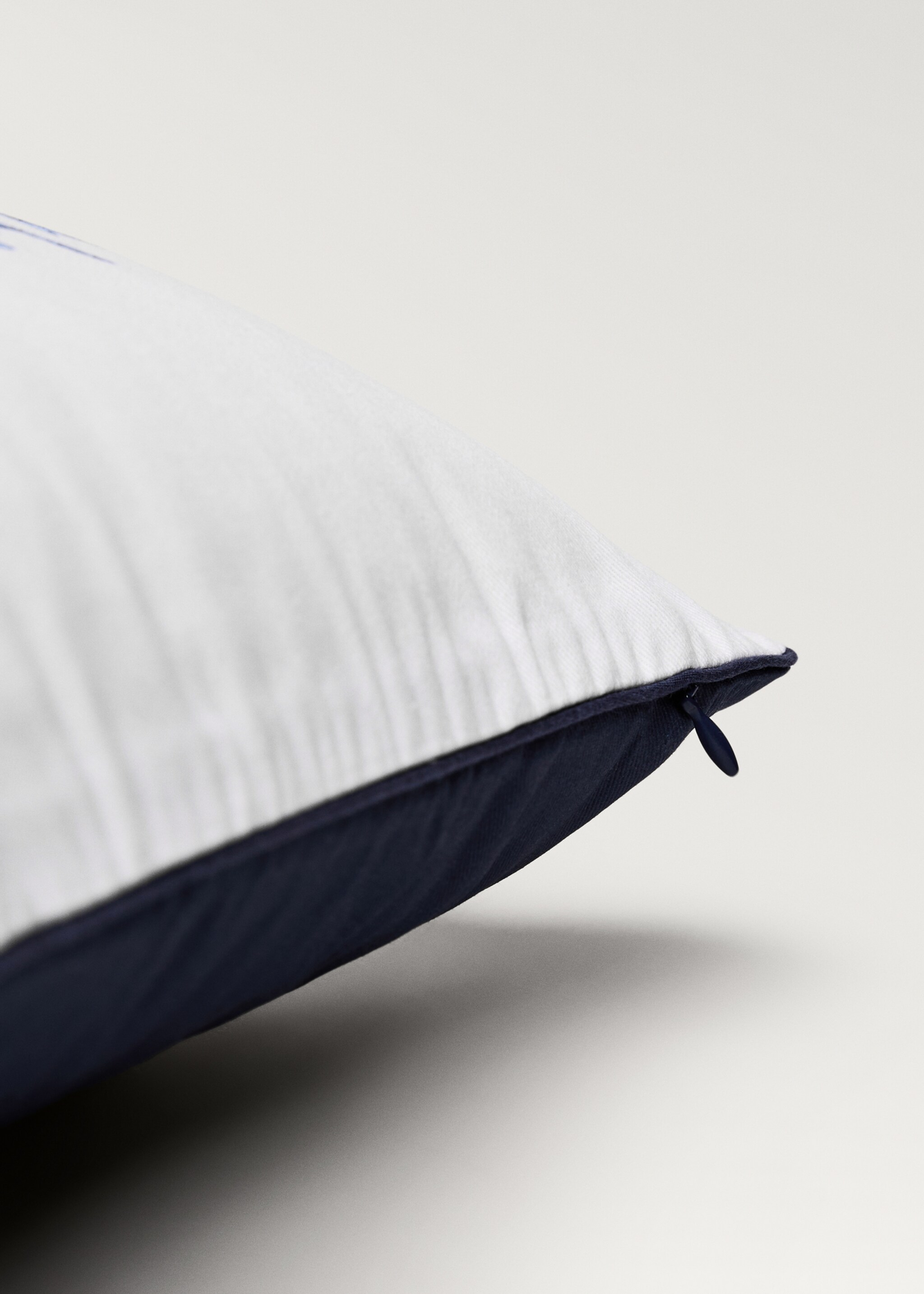 Coral-print cushion cover 45x45 cm - Details of the article 2, Navy. Ref: 87007912-00.