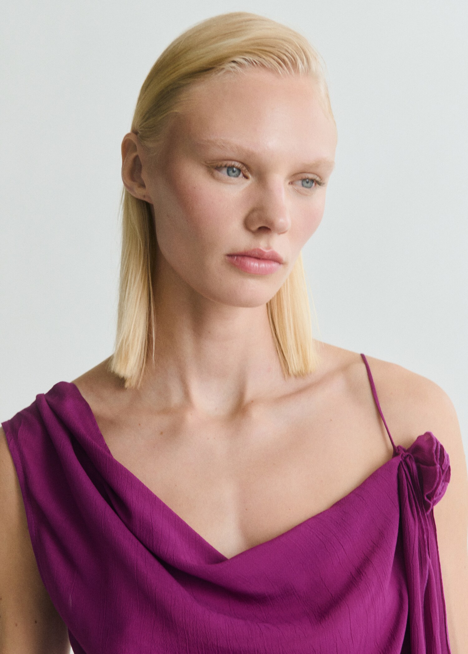 Long top with flower detail - Details of the article 1