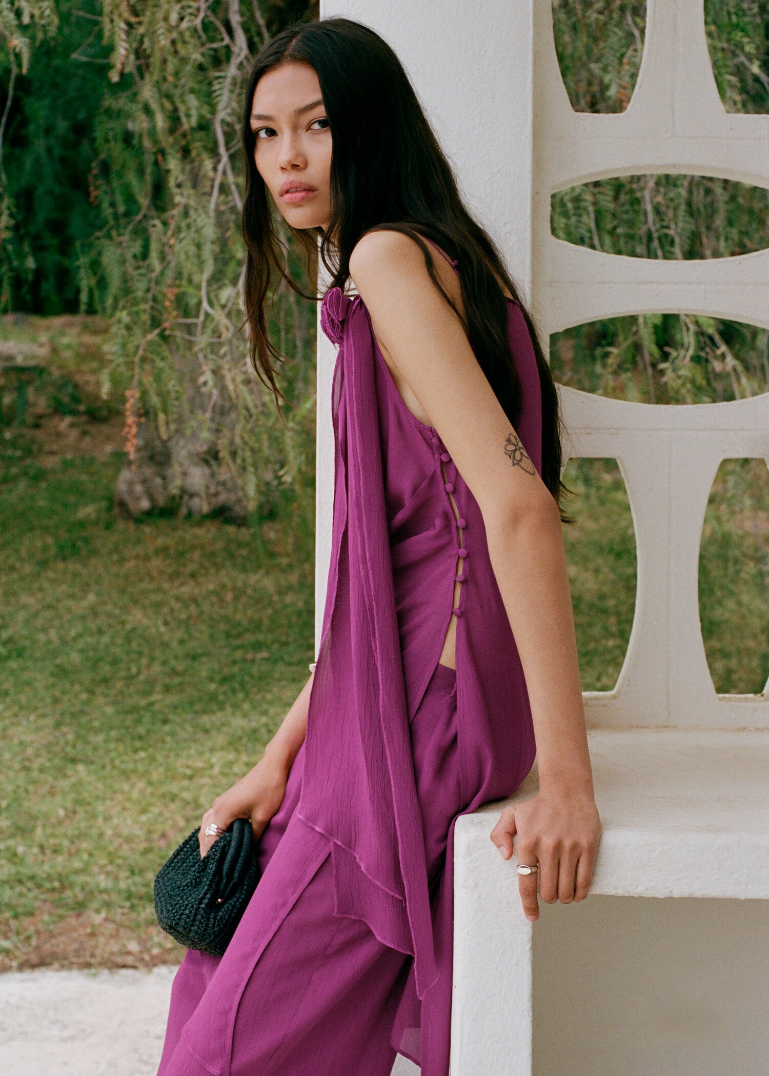 Long top with flower detail - Details of the article 7