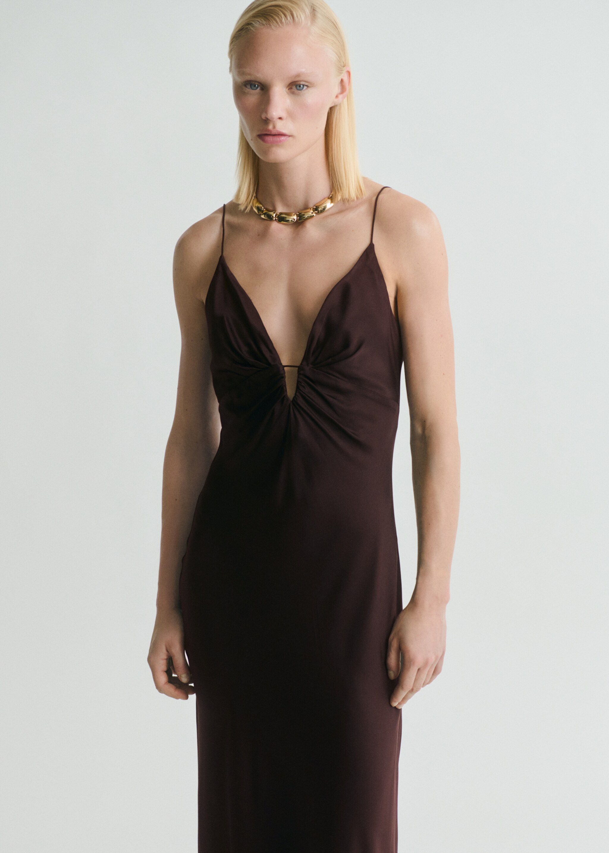Satiniertes Kleid mit V-Ausschnitt - Mittlere Ansicht, Braun. Ref: 87009080-00.