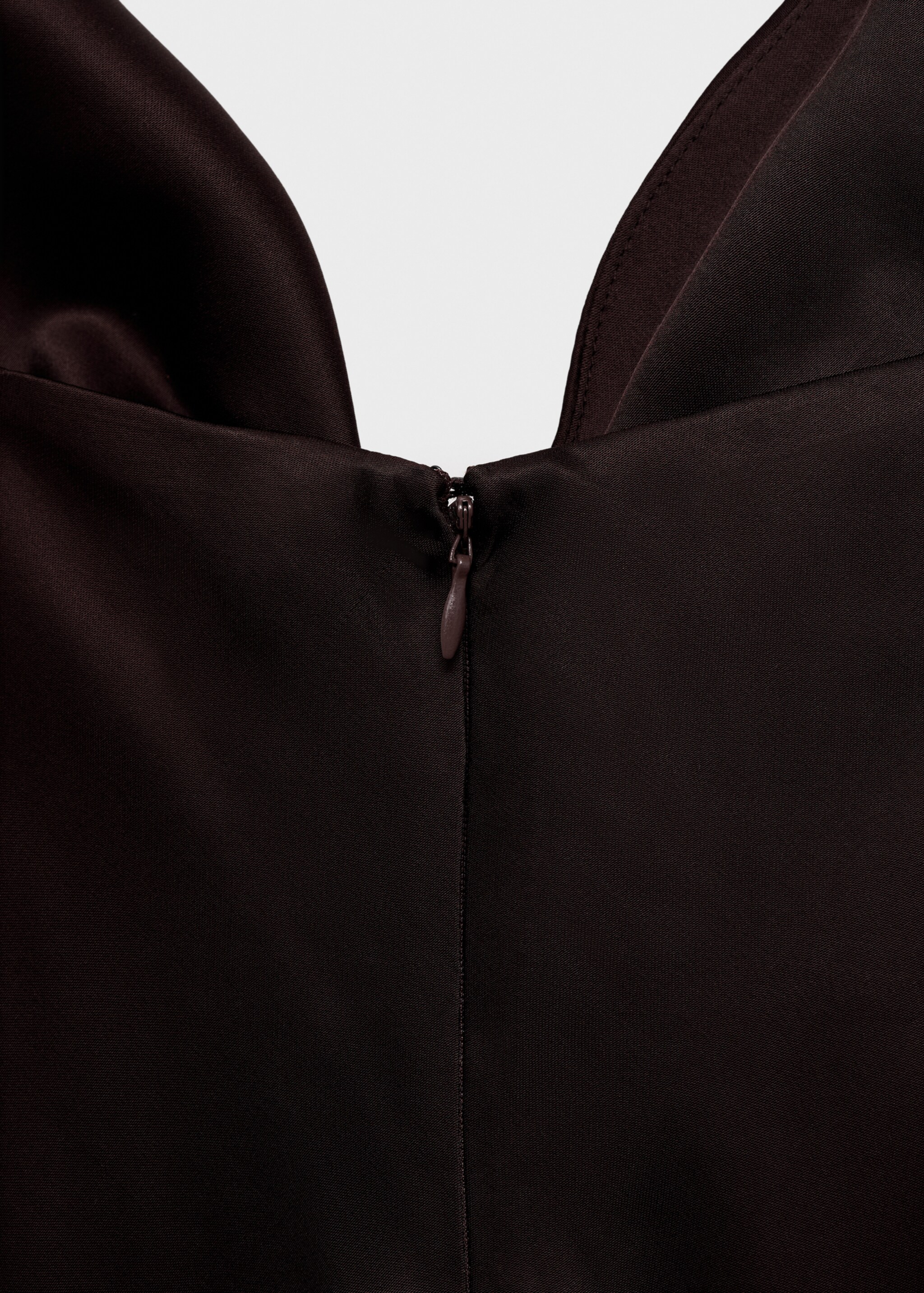 Satiniertes Kleid mit V-Ausschnitt - Detail des Artikels 0, Braun. Ref: 87009080-00.