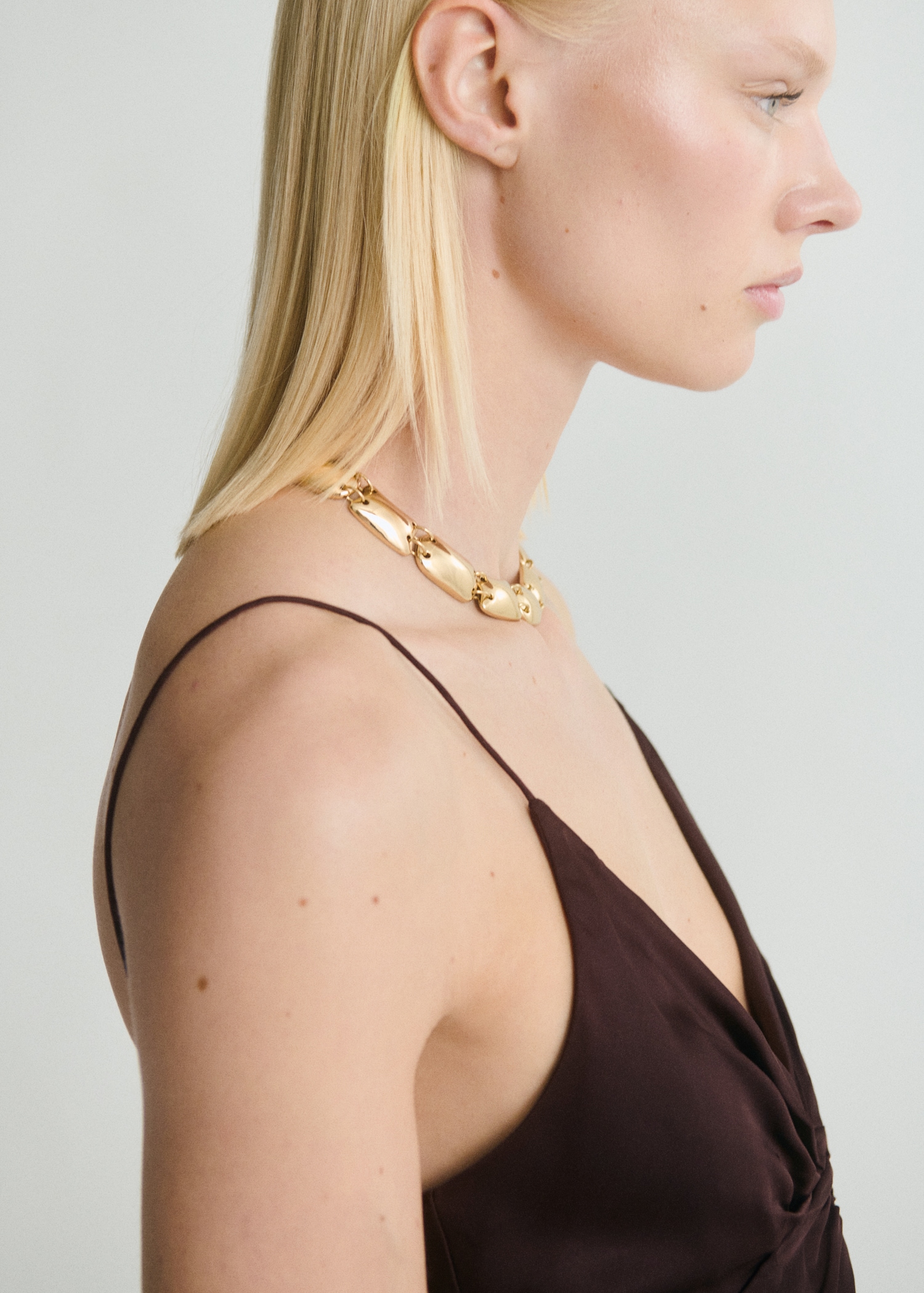 Satiniertes Kleid mit V-Ausschnitt - Detail des Artikels 1