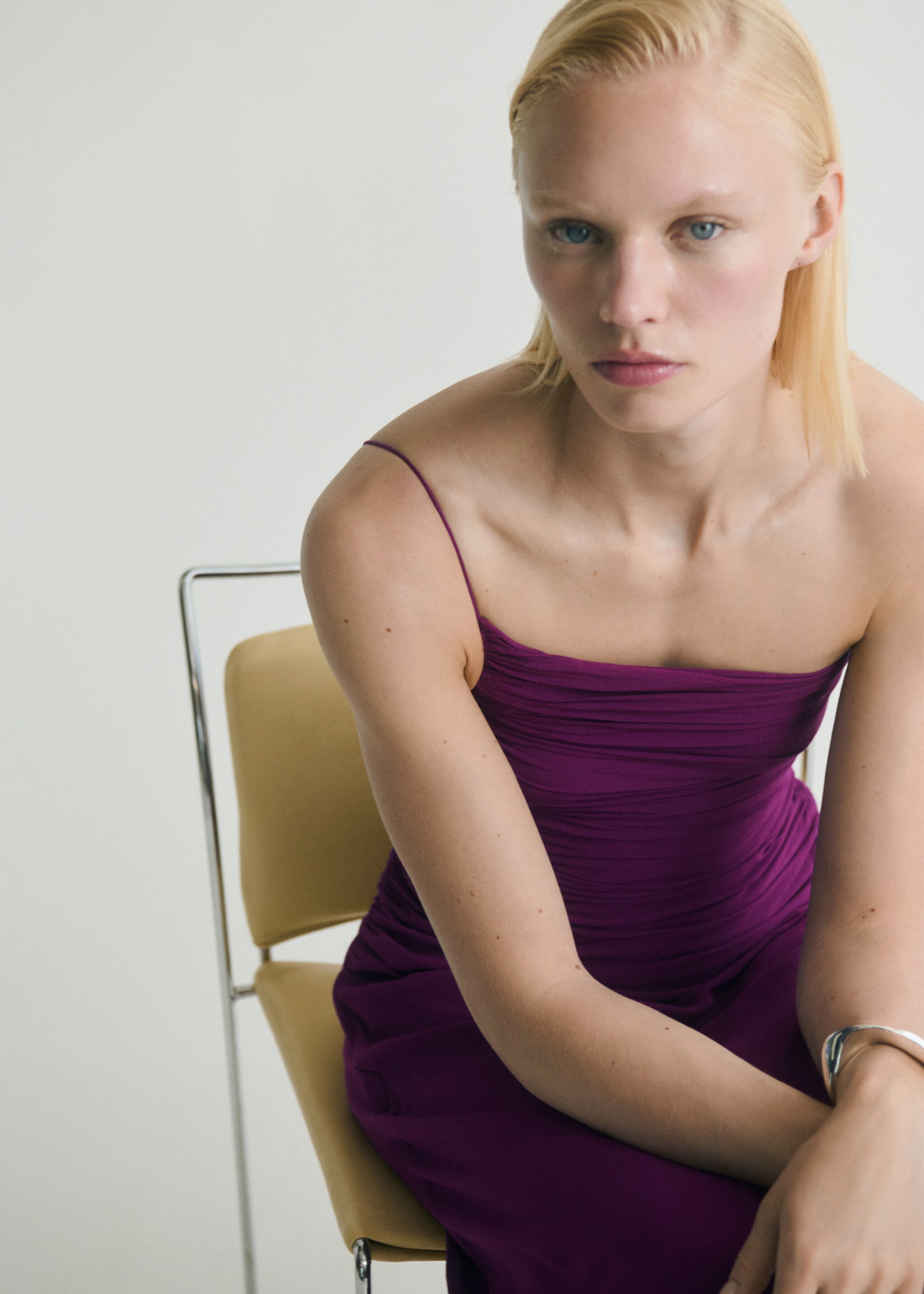 Asymmetrisches Kleid mit seitlichen Raffungen - Detail des Artikels 1, Lila. Ref: 87009087-00.