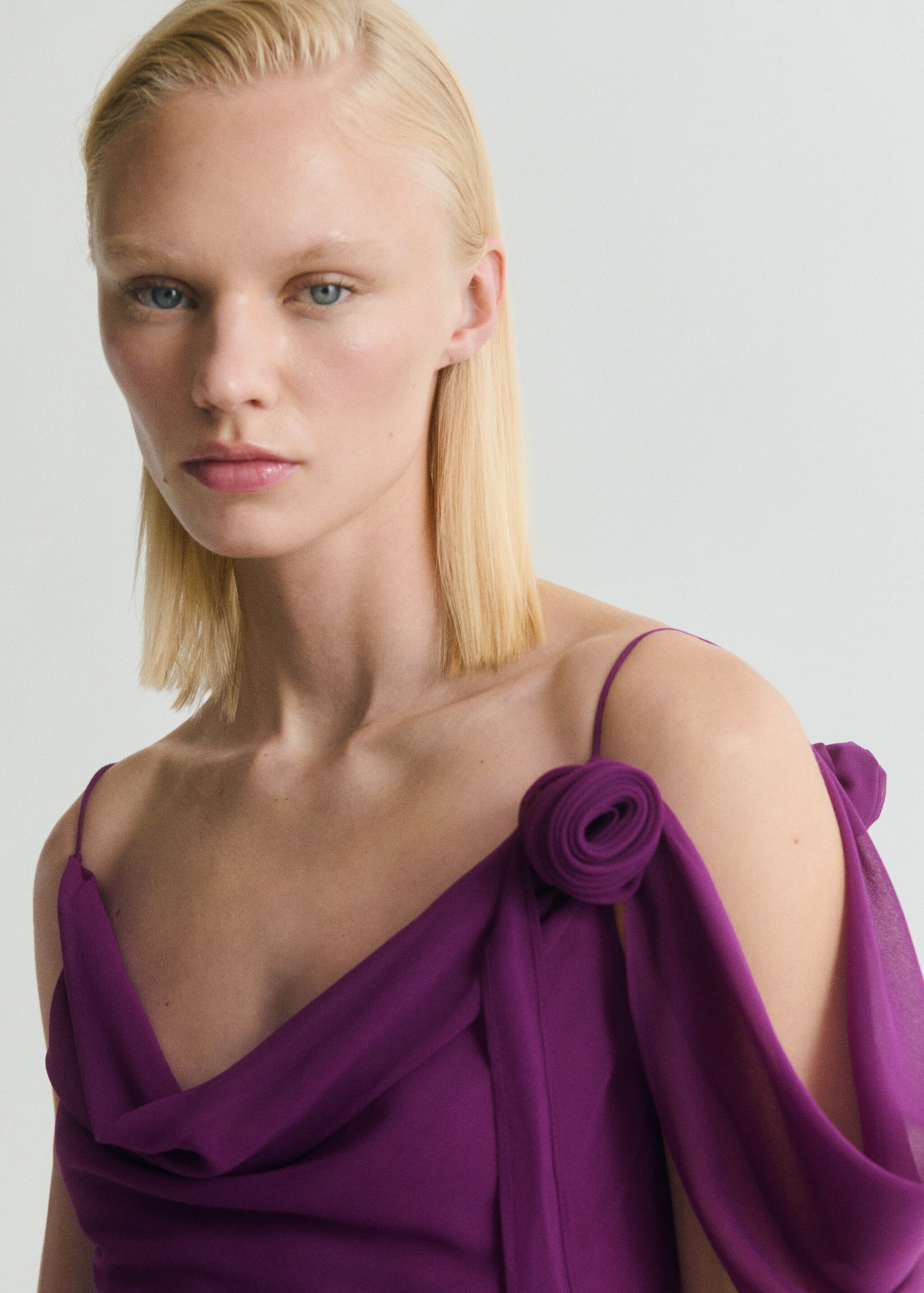 Vestido drapeado detalle flor - Detalle del artículo 1, Morado. Ref: 87009091-00.