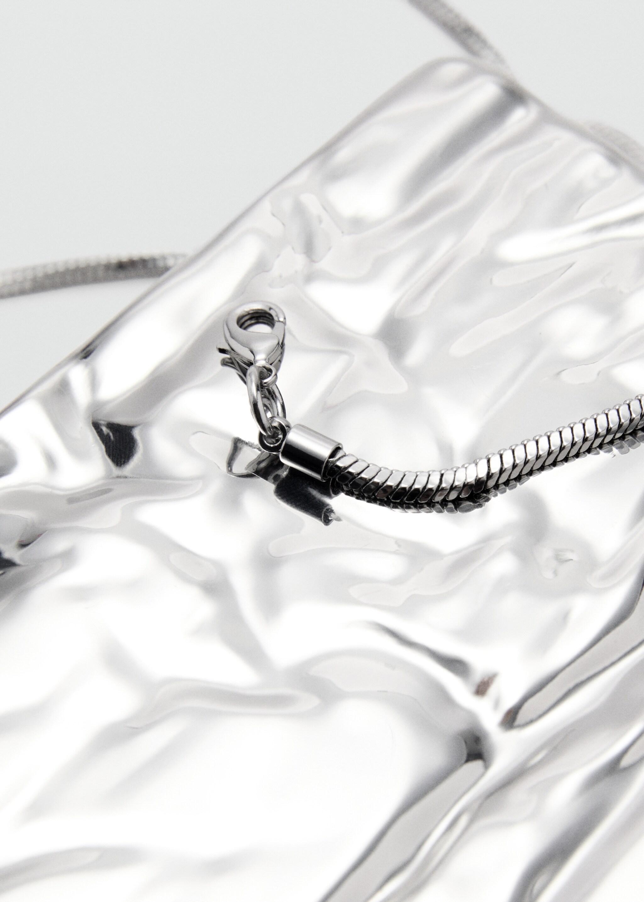 Texturierte Clutch - Detail des Artikels 1, Silber. Ref: 87010277-00.