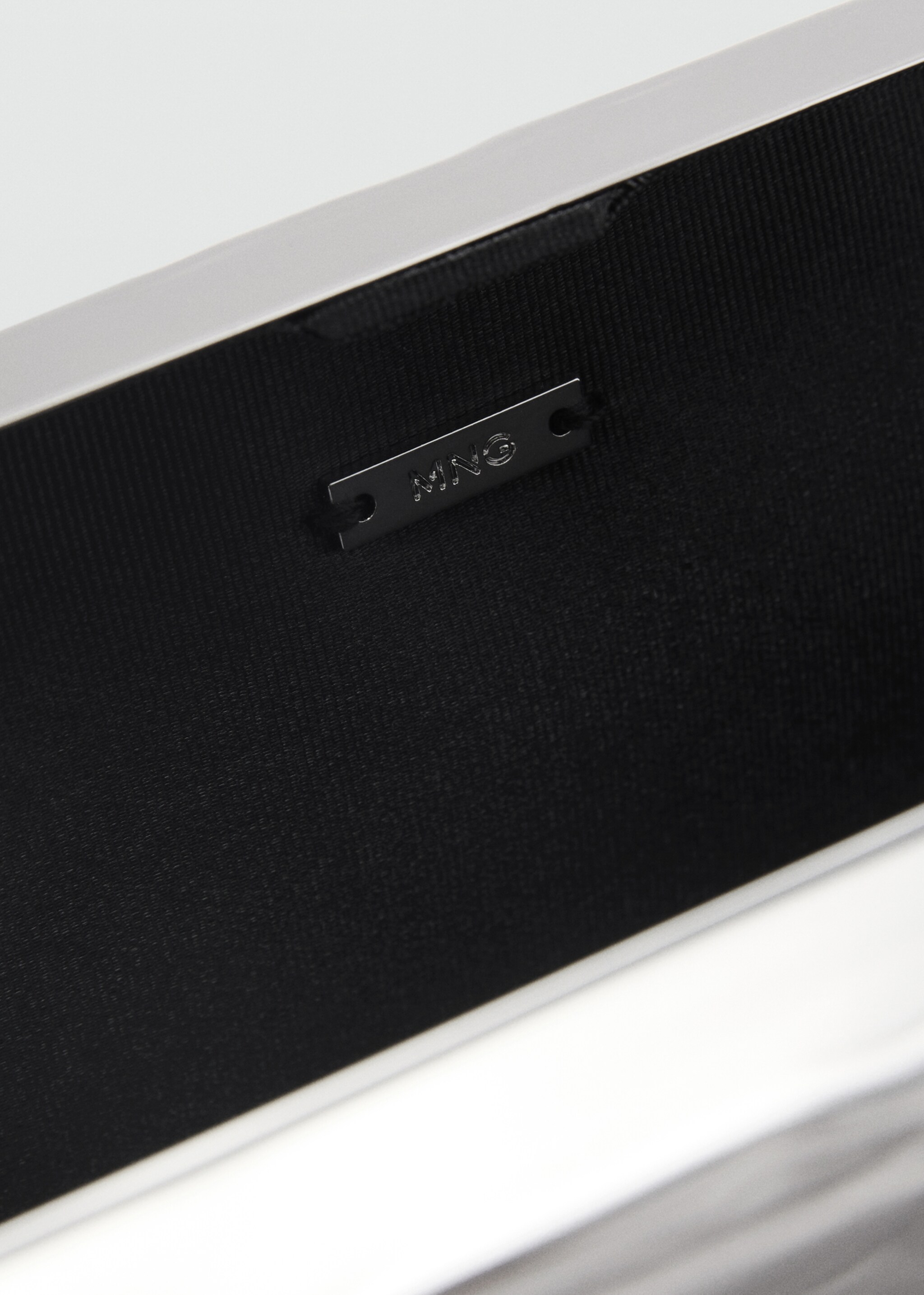 Texturierte Clutch - Detail des Artikels 2, Silber. Ref: 87010277-00.