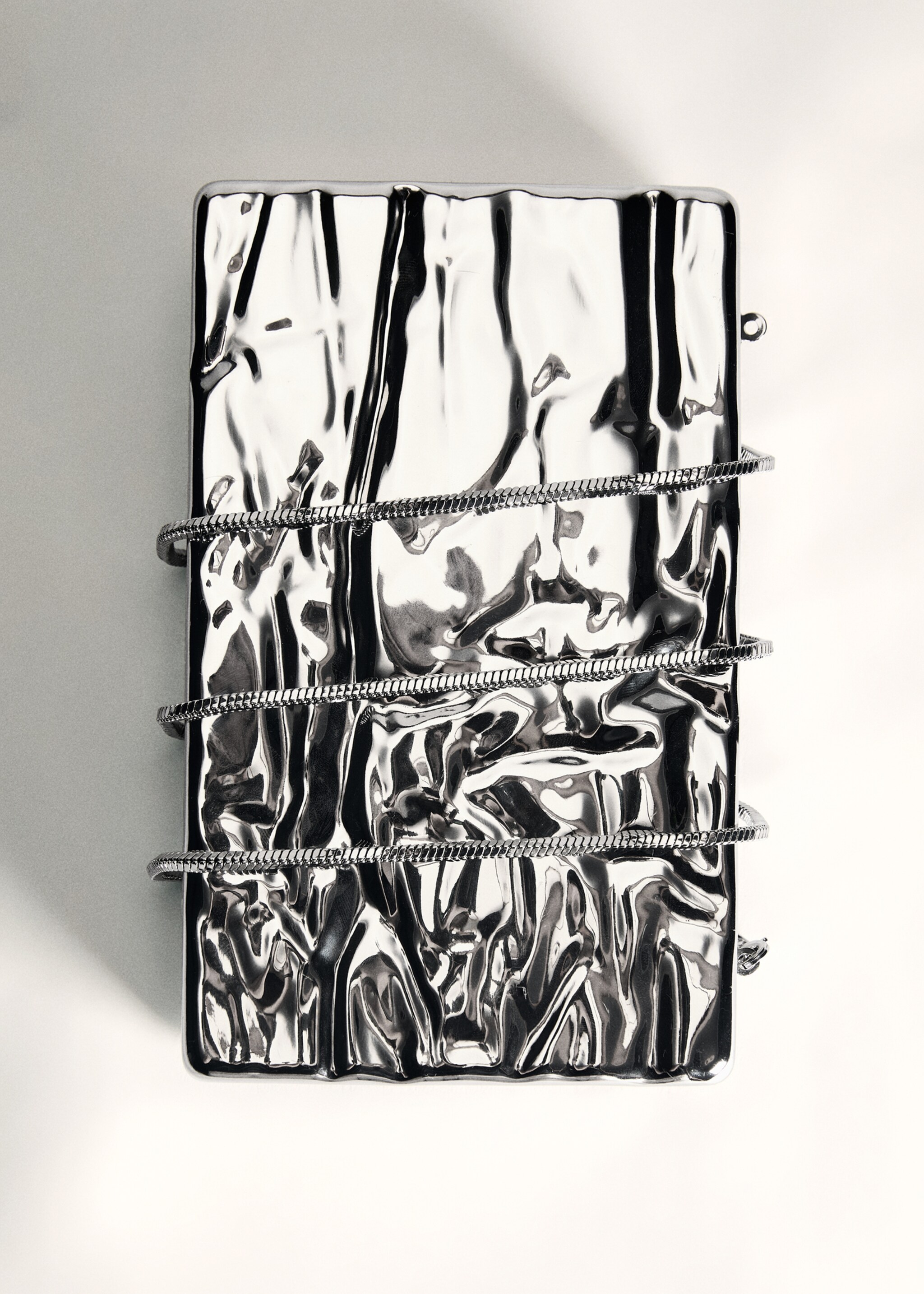 Texturierte Clutch - Detail des Artikels 5, Silber. Ref: 87010277-00.