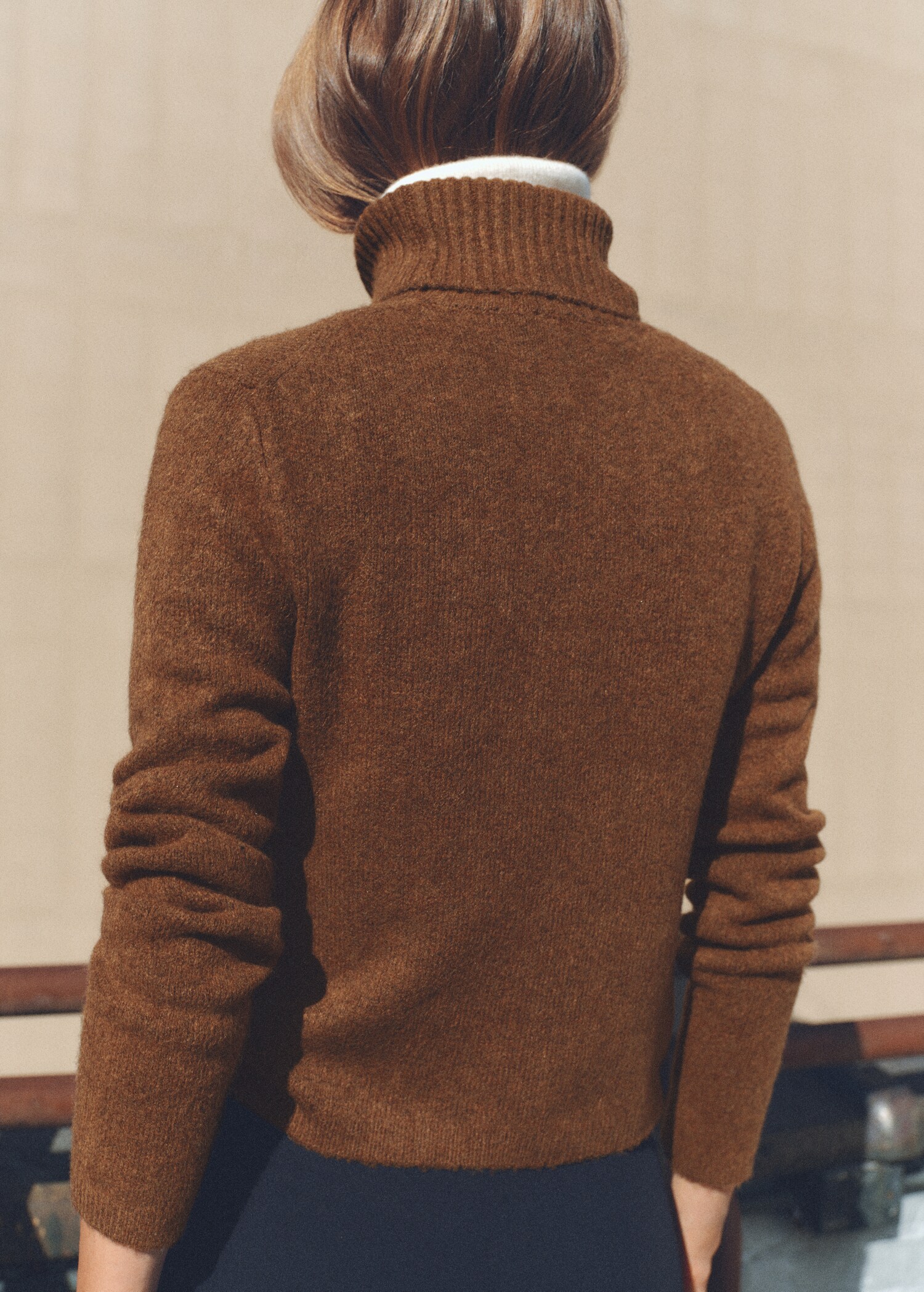 Turtle neck sweater - Reverse of the article