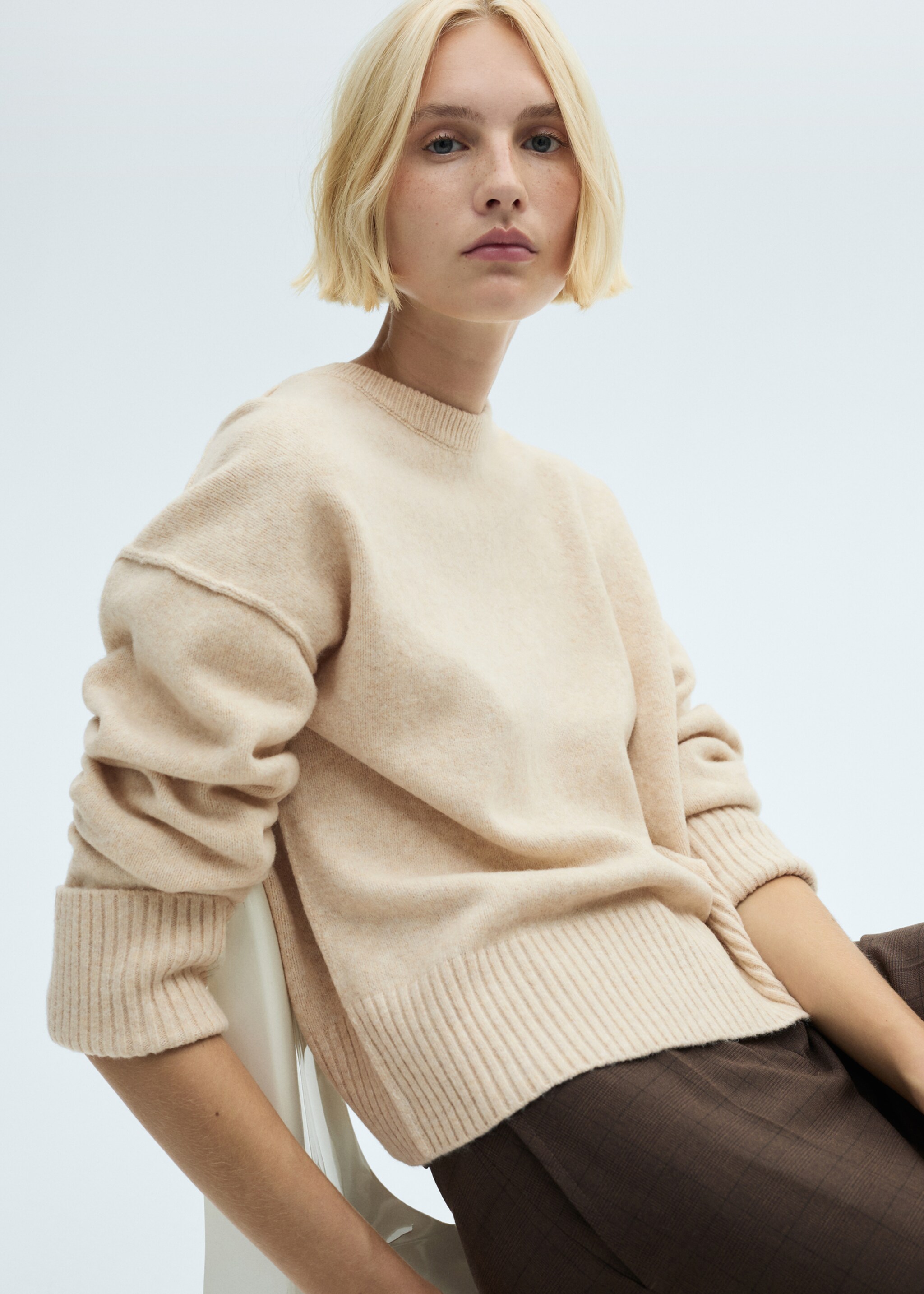 Rolled-up sleeves sweater - Details of the article 2, Ecru. Ref: 87010291-00.