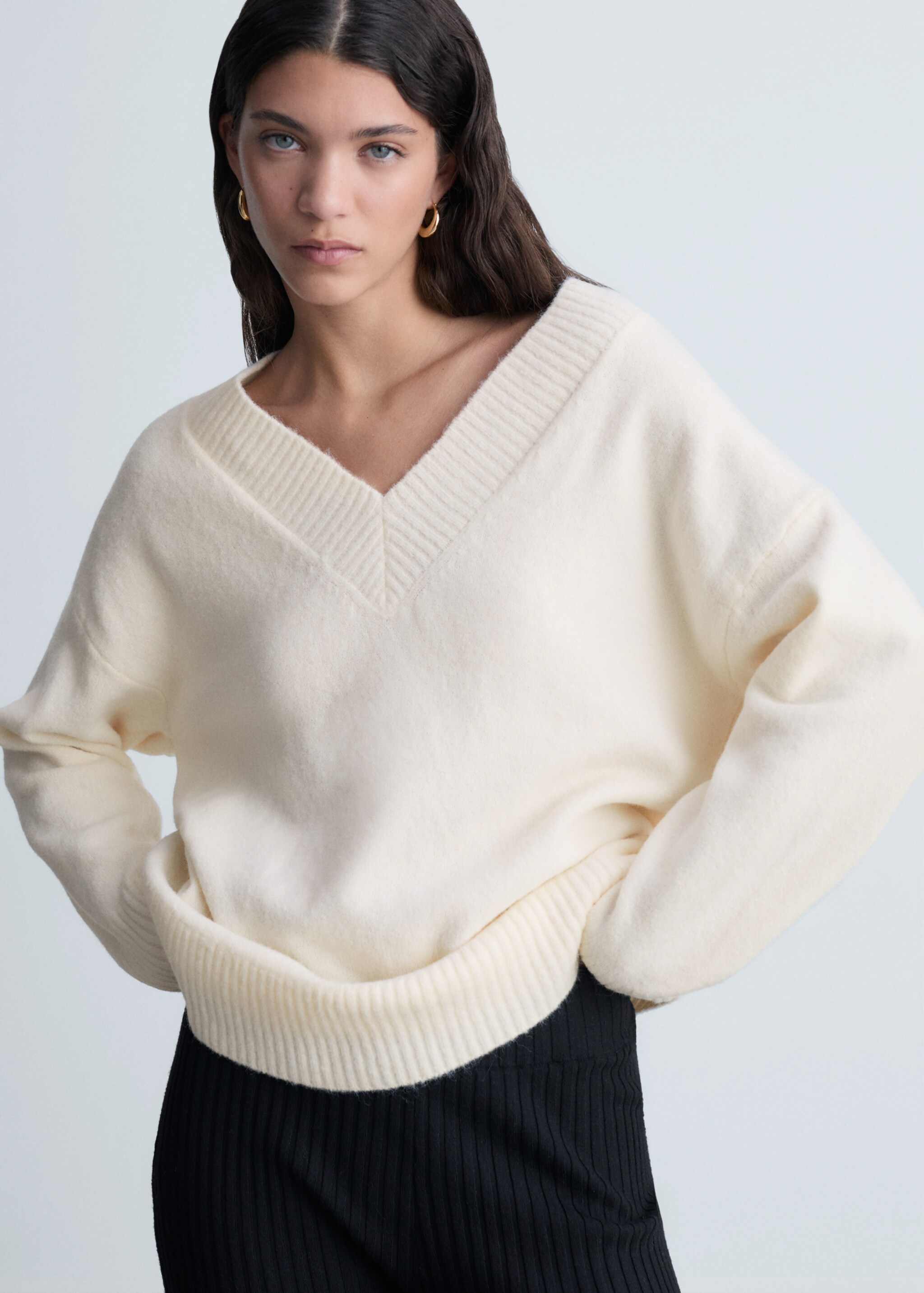 Oversized V-neck sweater - Medium plane, Ecru. Ref: 87010292-00.