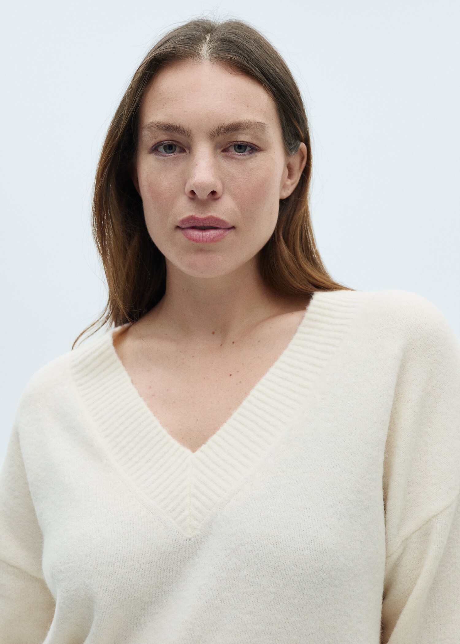 Oversized V-neck sweater - Details of the article 4
