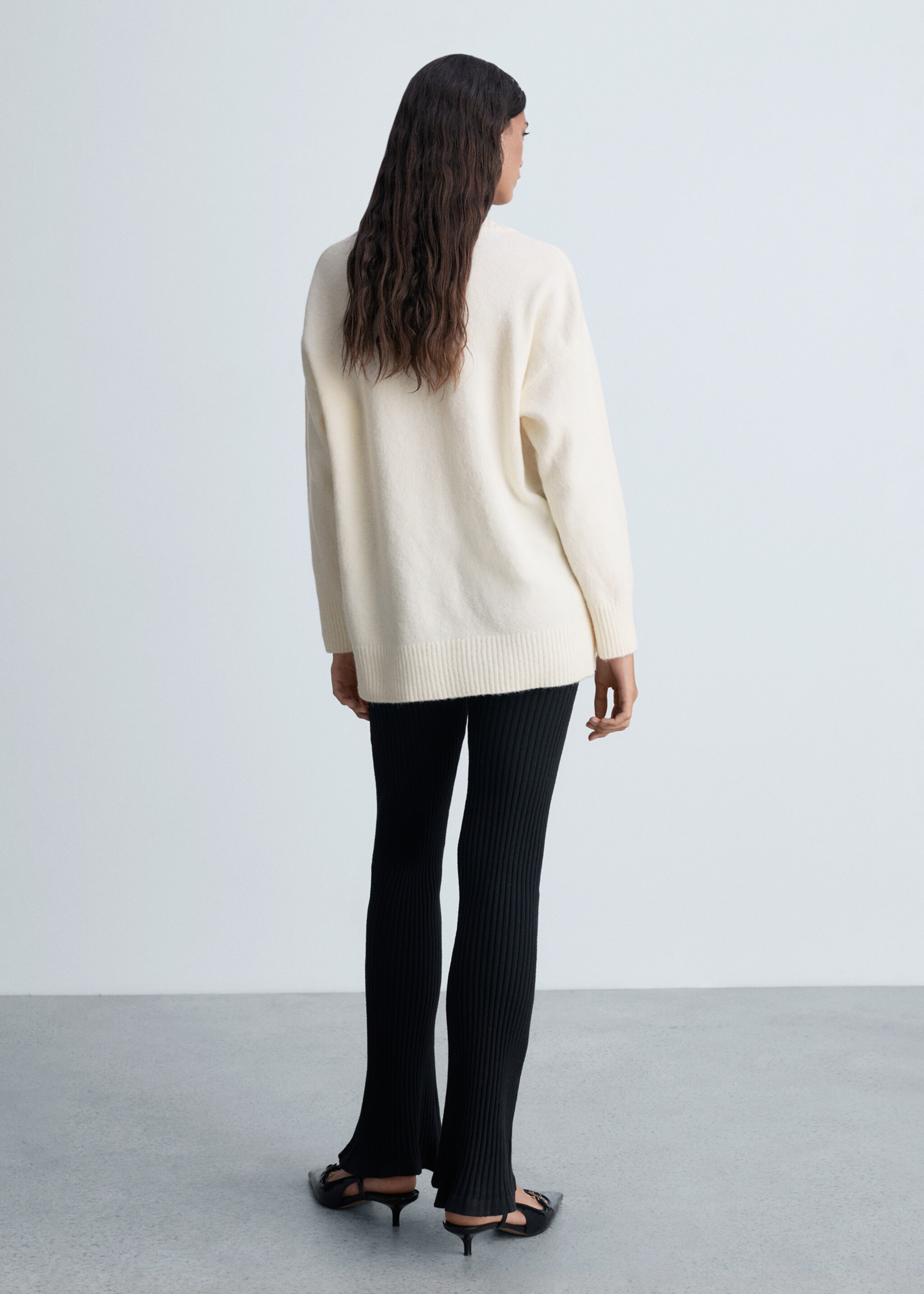 Oversized V-neck sweater - Reverse of the article, Ecru. Ref: 87010292-00.