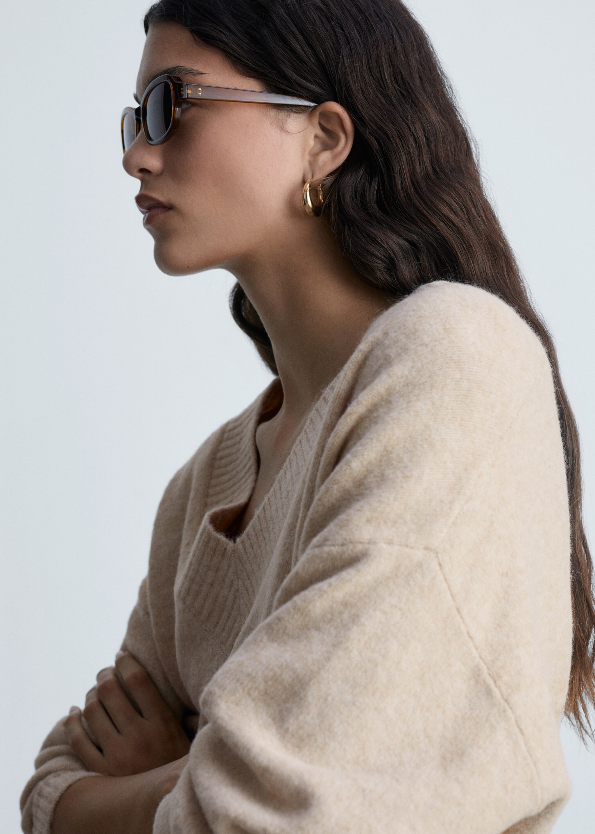 Oversized V-neck sweater - Details of the article 2, Beige. Ref: 87010292-00.