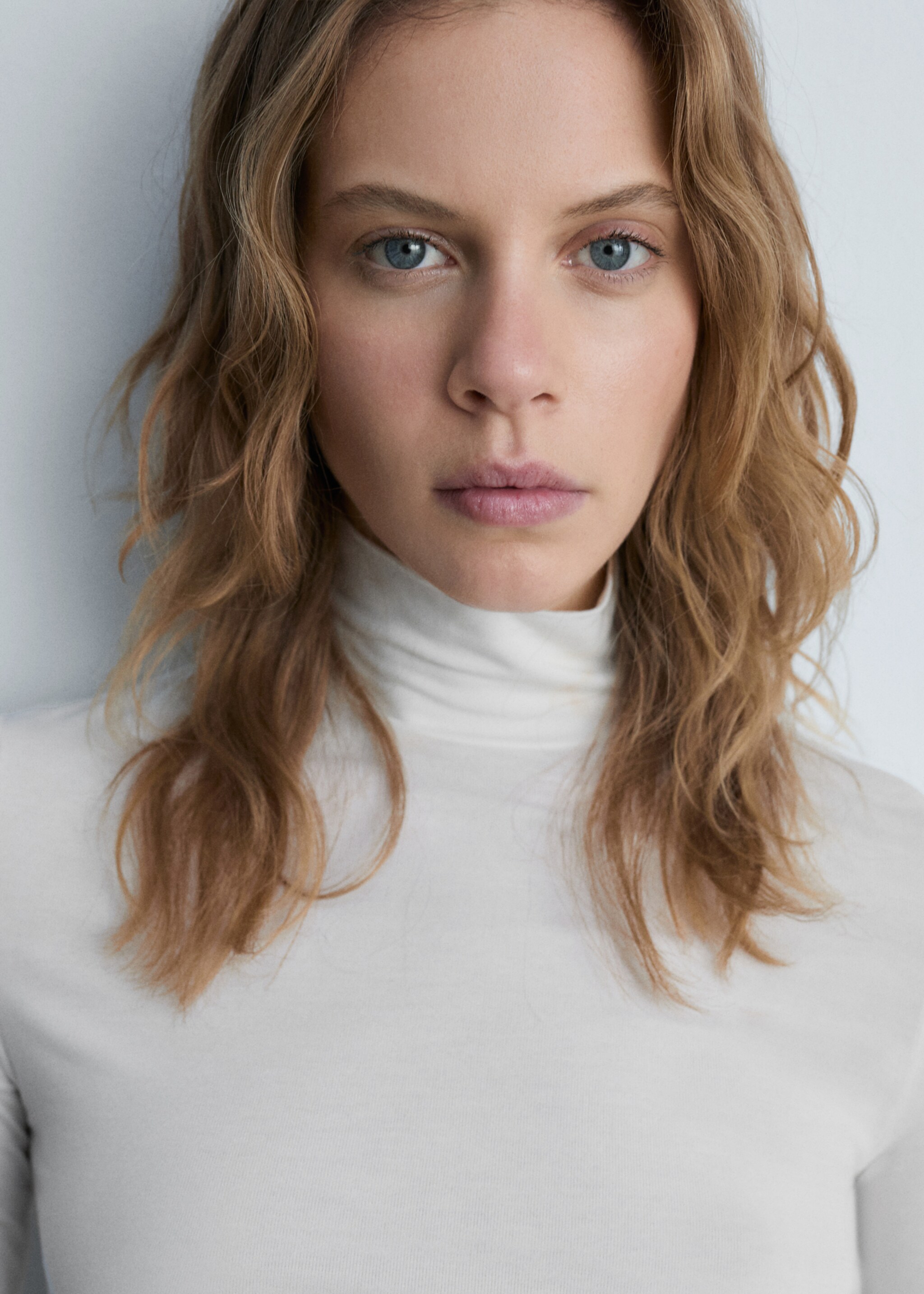 Fitted turtleneck t-shirt - Details of the article 1, White. Ref: 87010431-00.
