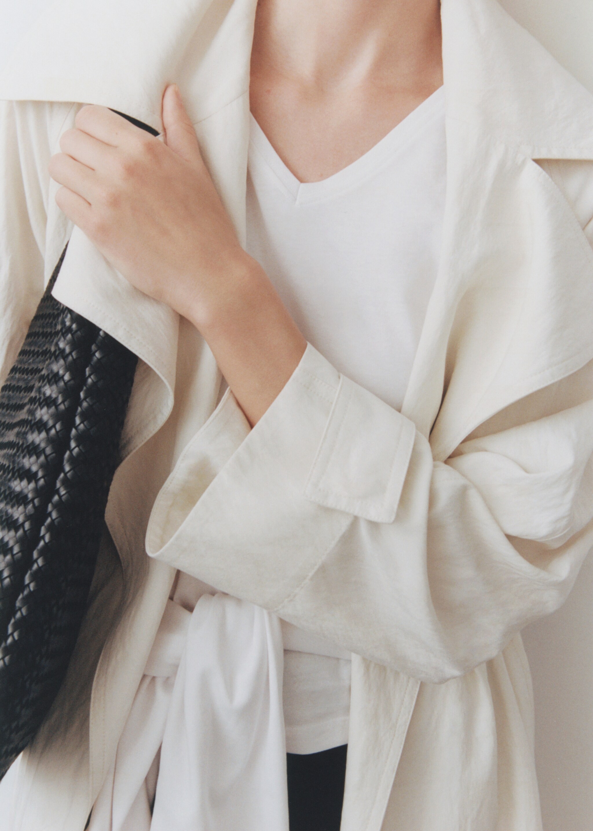 T-shirt av bomull med v-ringning - Detaljer om artikeln 6, Vit. Ref: 87010436-00.