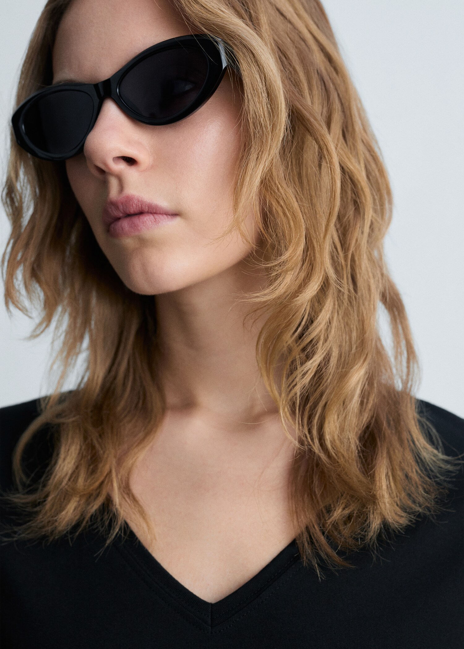 V-neck cotton T-shirt - Details of the article 1