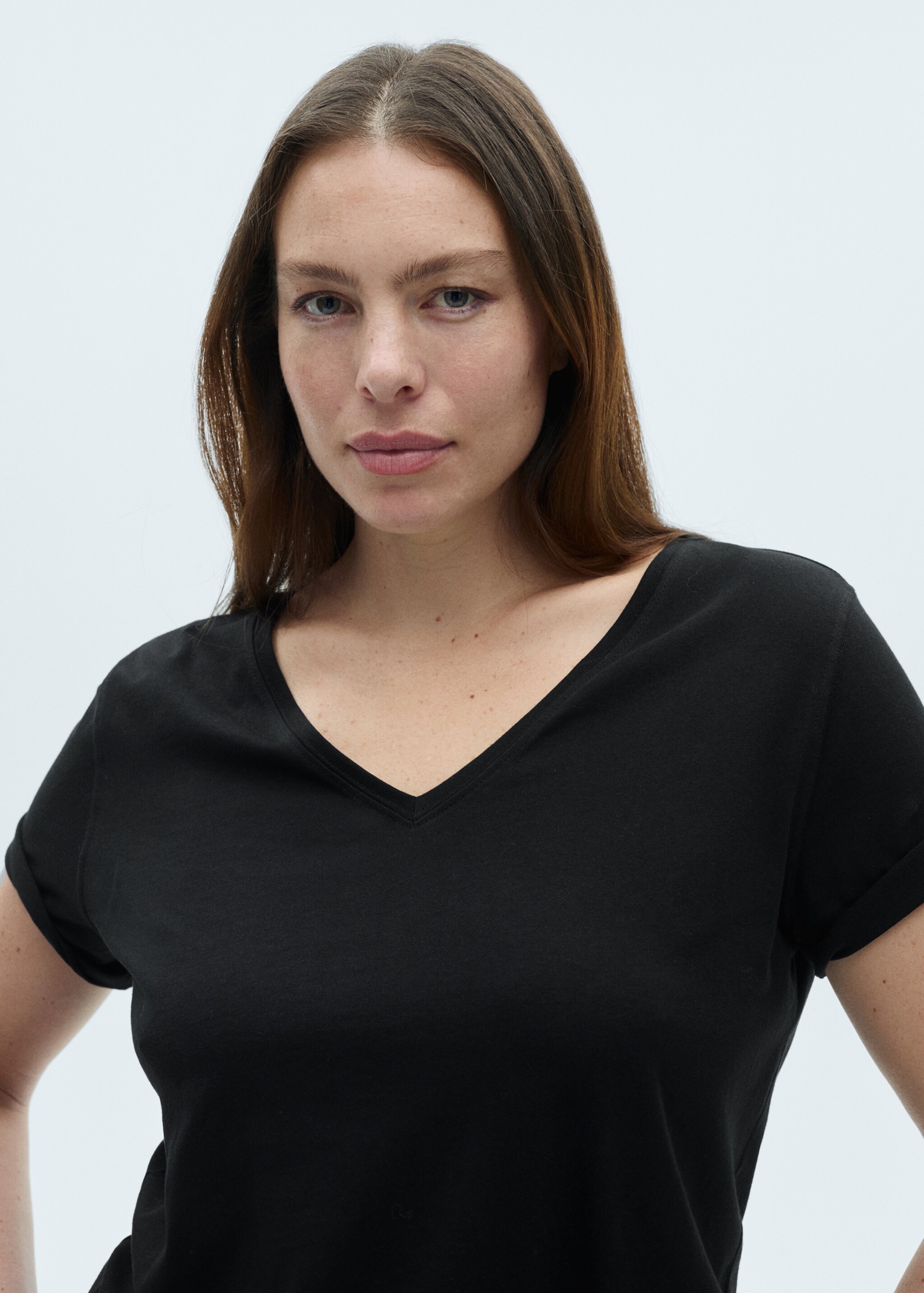 V-neck cotton T-shirt - Details of the article 4, Black. Ref: 87010437-00.