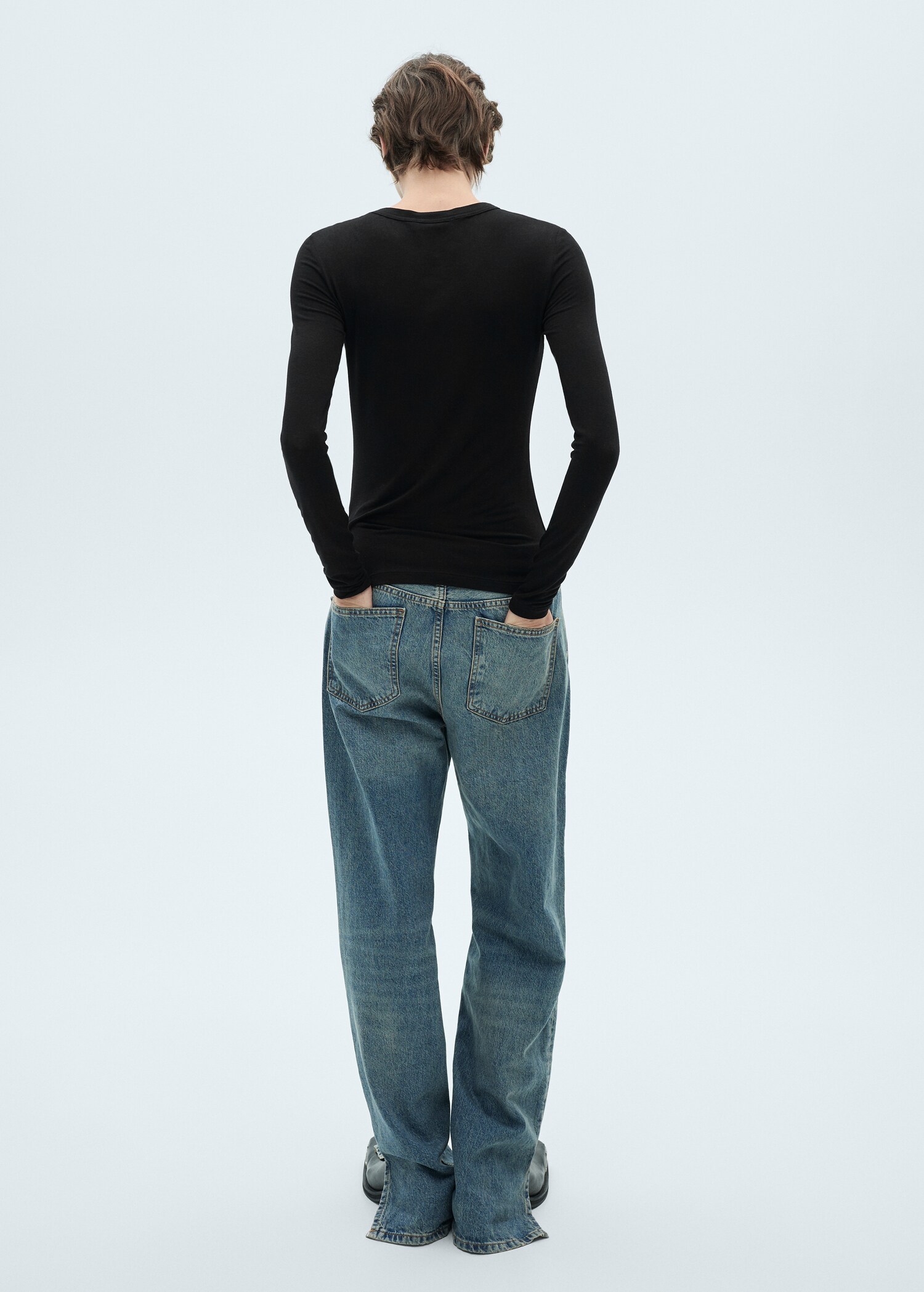 Long-sleeved fitted t-shirt - Reverse of the article