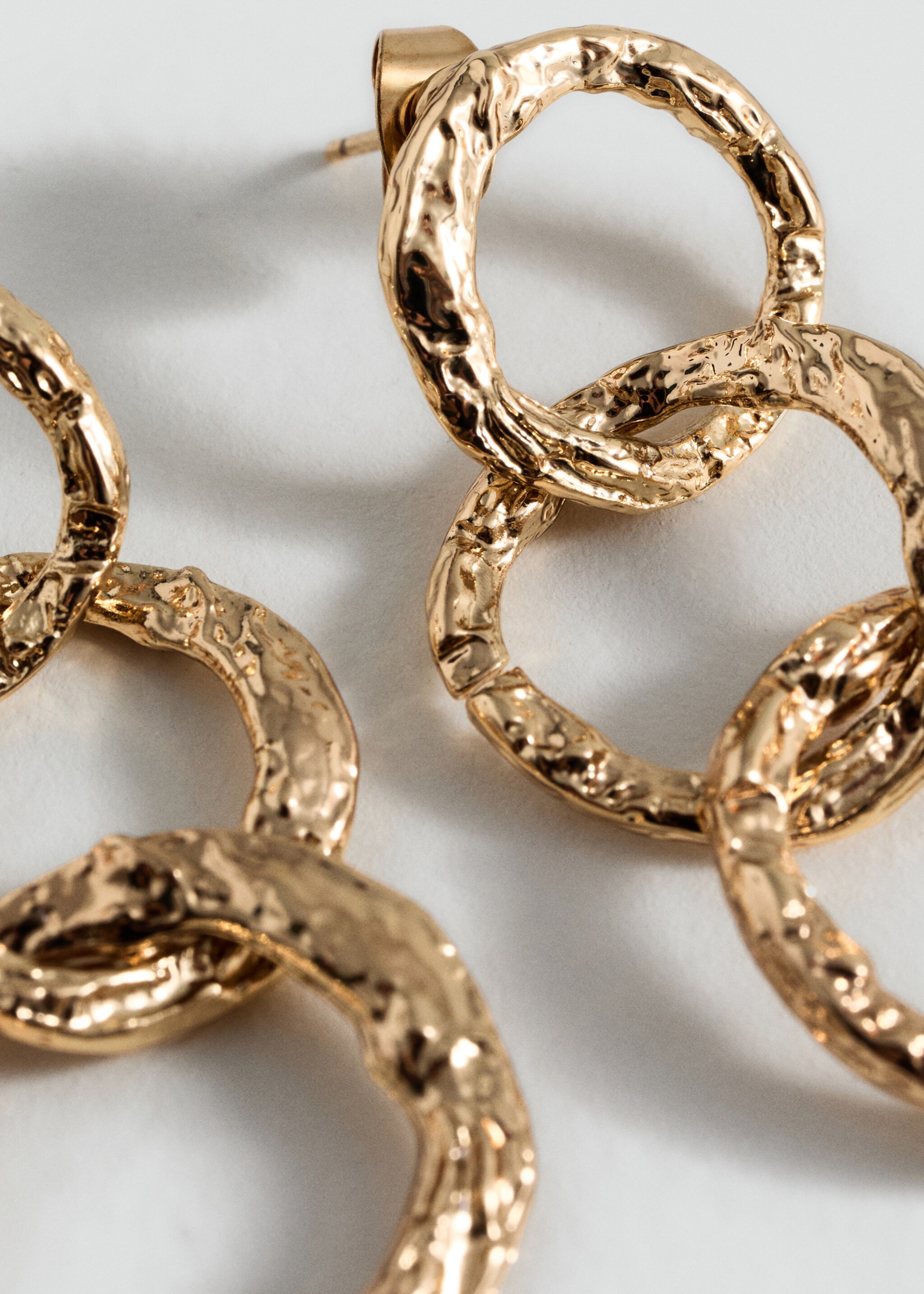 Boucles d'oreilles pendantes chaîne perles - Plan moyen, Or. Ref: 87010442-00.