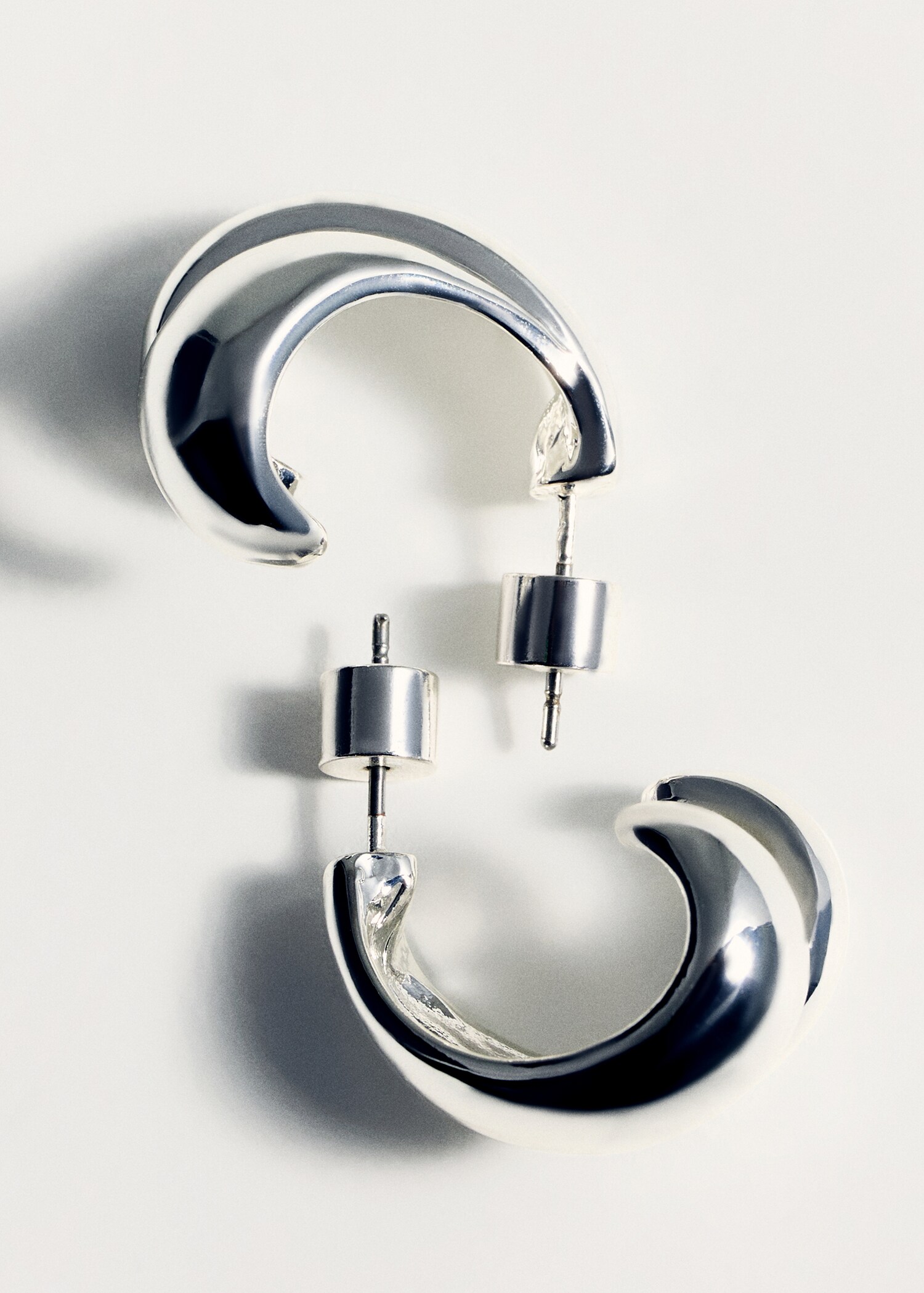 Intertwined double hoop earrings - Details of the article 5