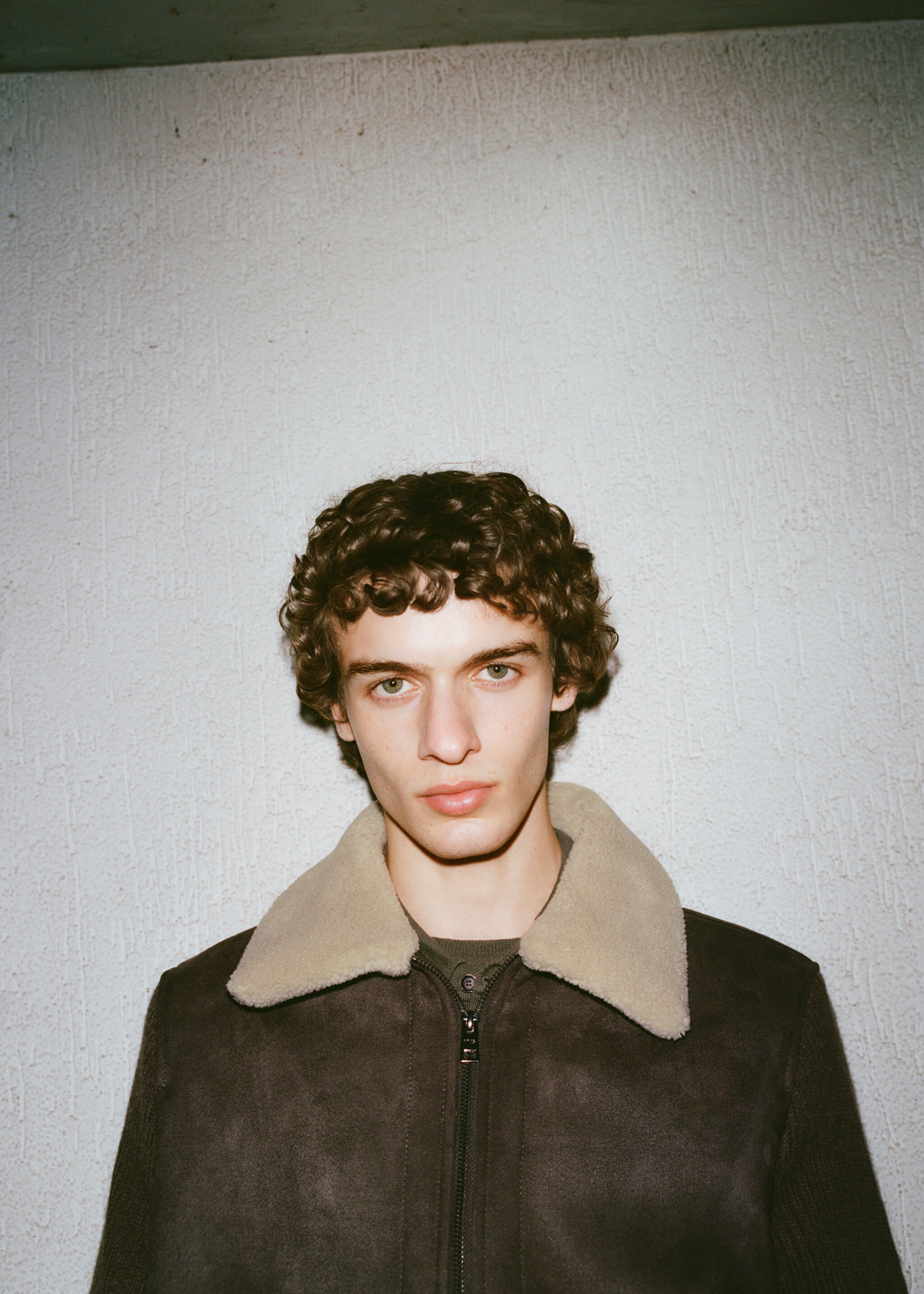 Kunstshearlingjacke mit Wildleder-Effekt - Detail des Artikels 3, Schokolade. Ref: 87010583-00.