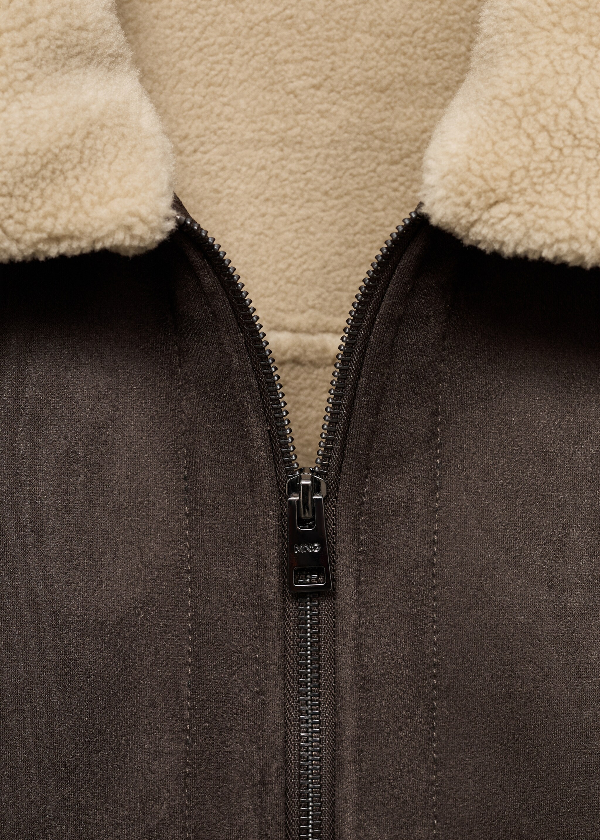 Kunstshearlingjacke mit Wildleder-Effekt - Detail des Artikels 8, Schokolade. Ref: 87010583-00.