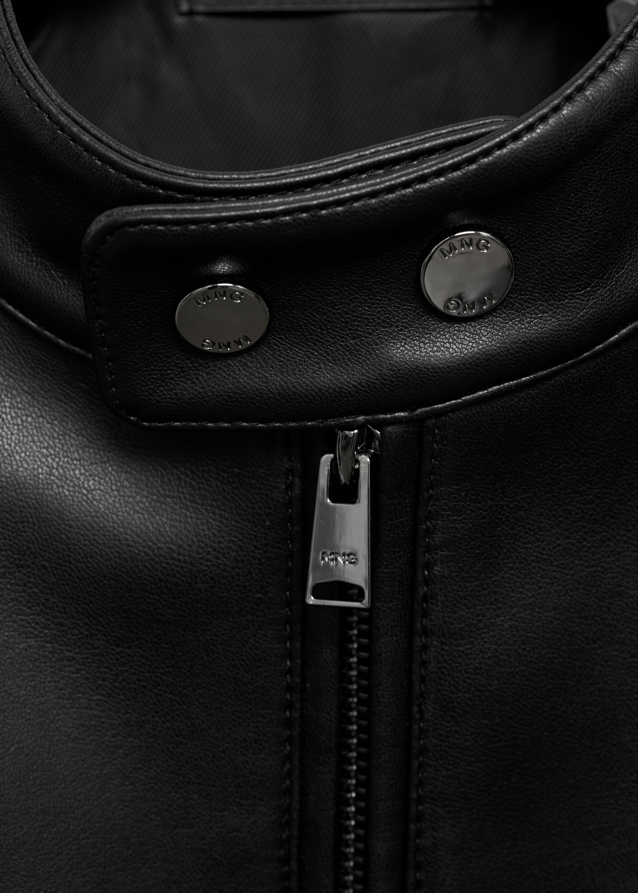 Jacke mit Leder-Effekt und Nahtdetails - Detail des Artikels 8, Schwarz. Ref: 87010586-00.