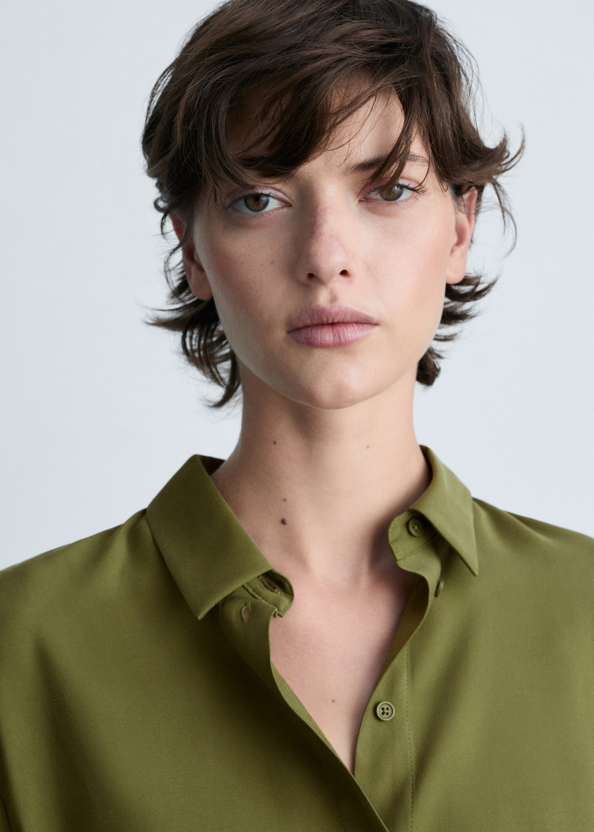 Short sleeve fluid shirt - Details of the article 1, Khaki. Ref: 87010592-00.