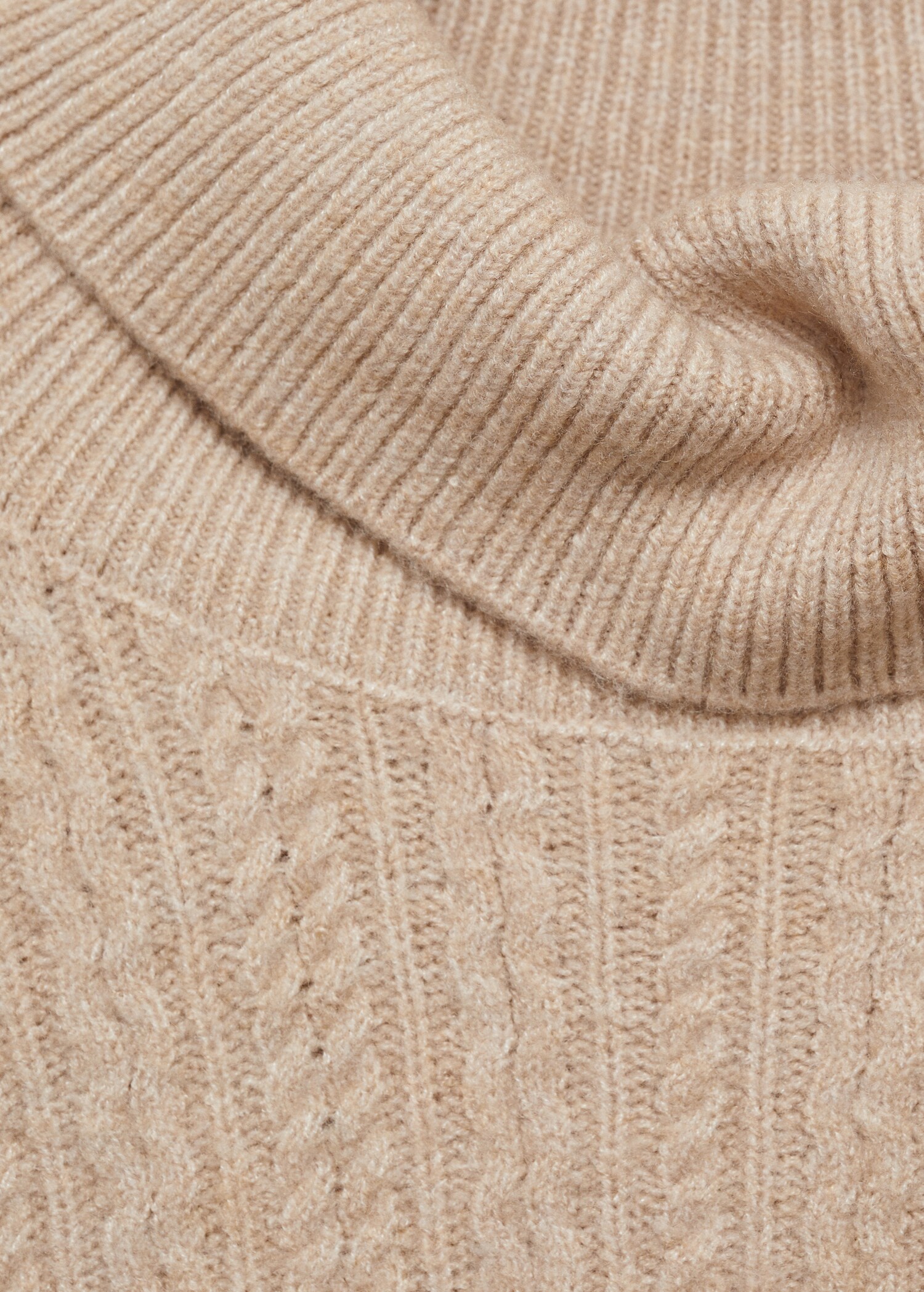 Strickpullover mit Zopfmuster und hohem Kragen - Detail des Artikels 8