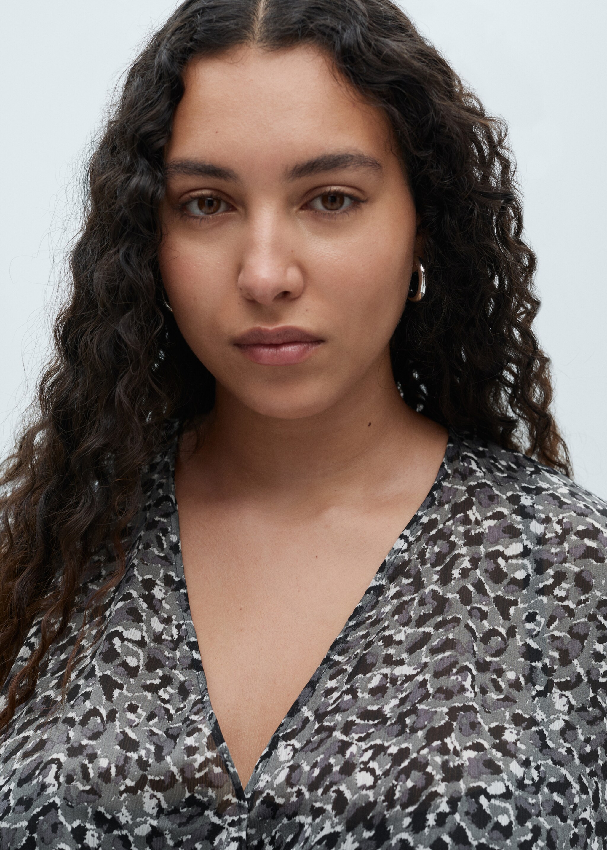 Vestido de folhos com estampado animal - Pormenor do artigo 5, Preto. Ref: 87010622-00.