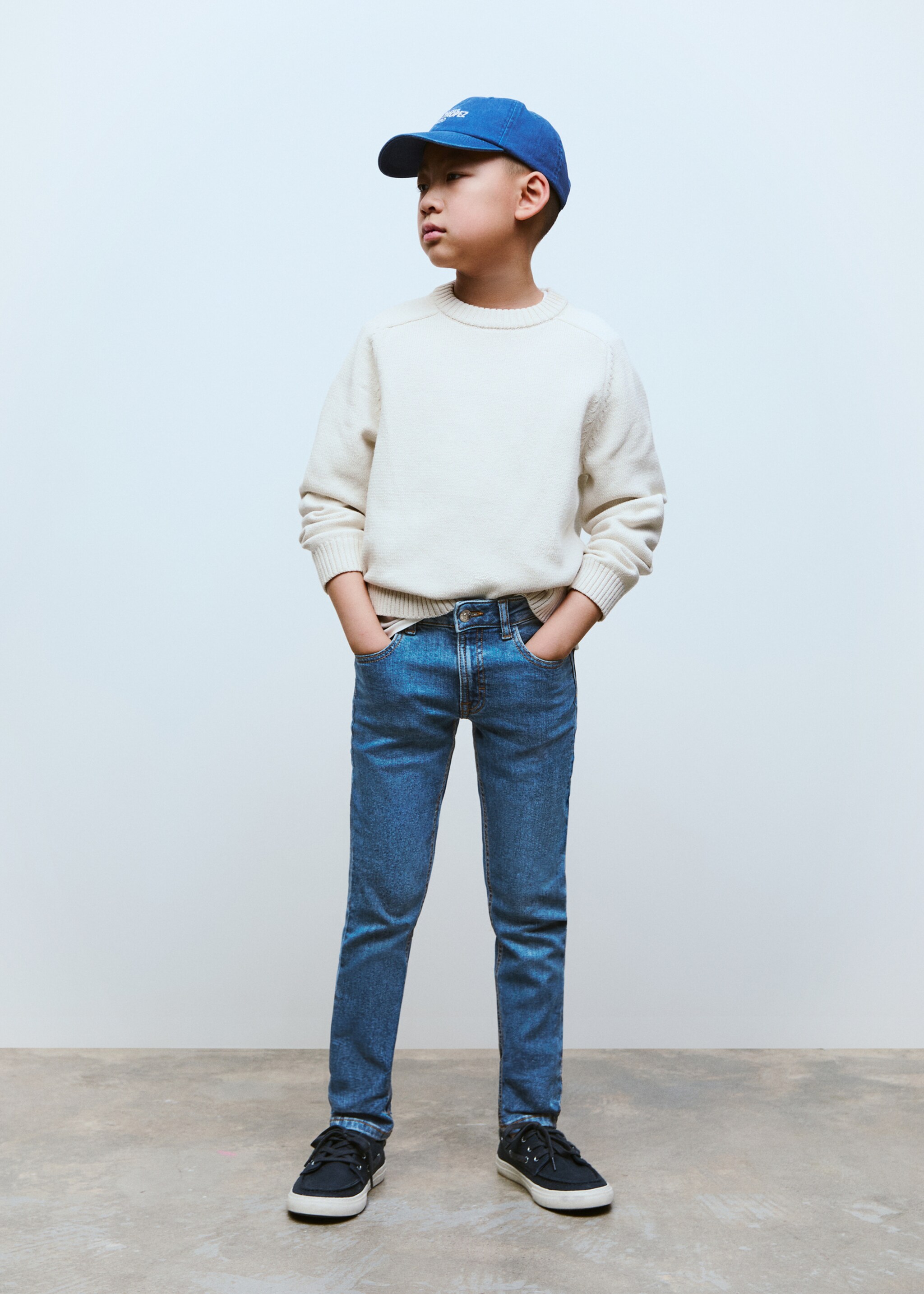 Slim-fit jeans - Details of the article 2, Medium Blue. Ref: 87010624-00.