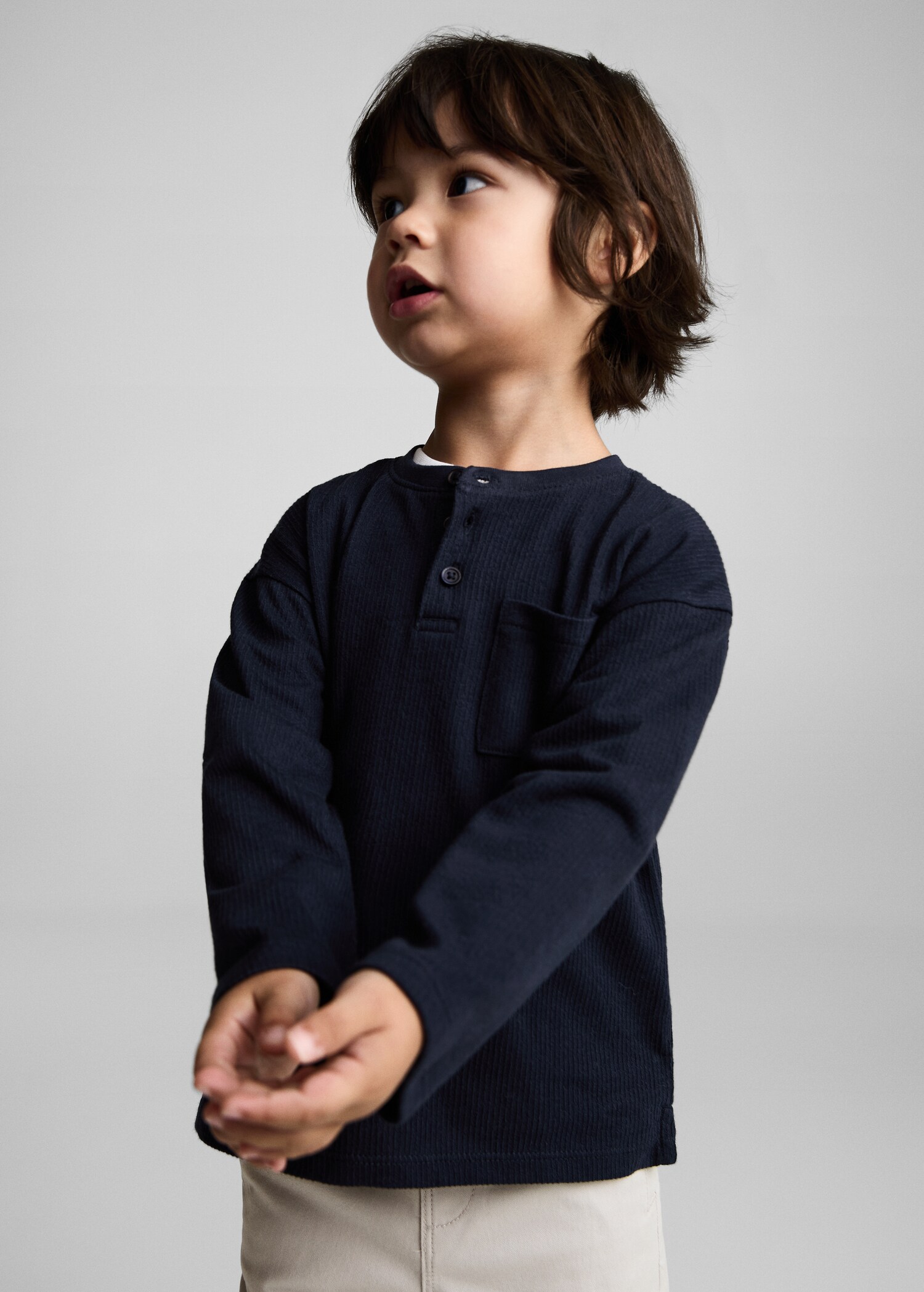 Langärmliges T-Shirt mit Knöpfen - Mittlere Ansicht