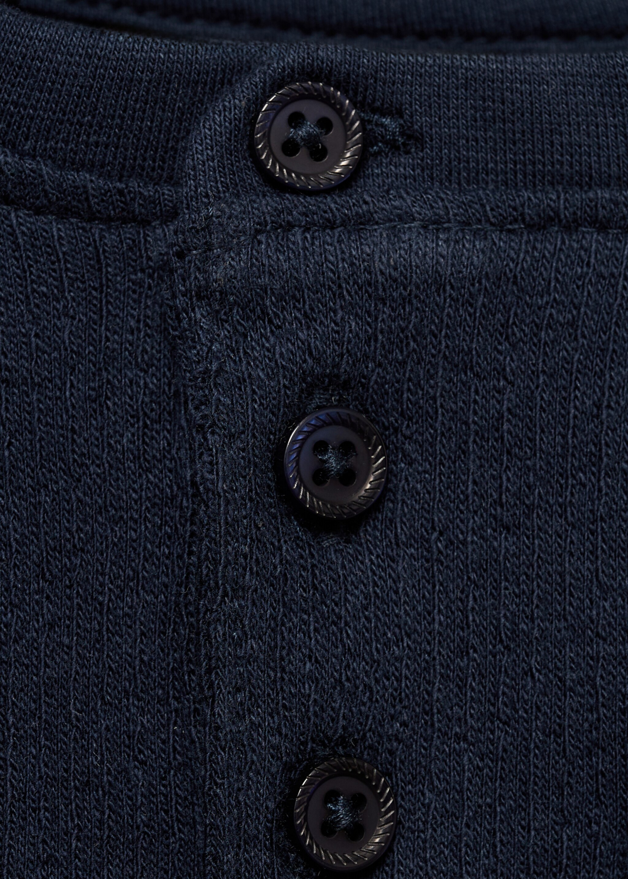 Langärmliges T-Shirt mit Knöpfen - Detail des Artikels 8, Dunkles Marineblau. Ref: 87011049-00.