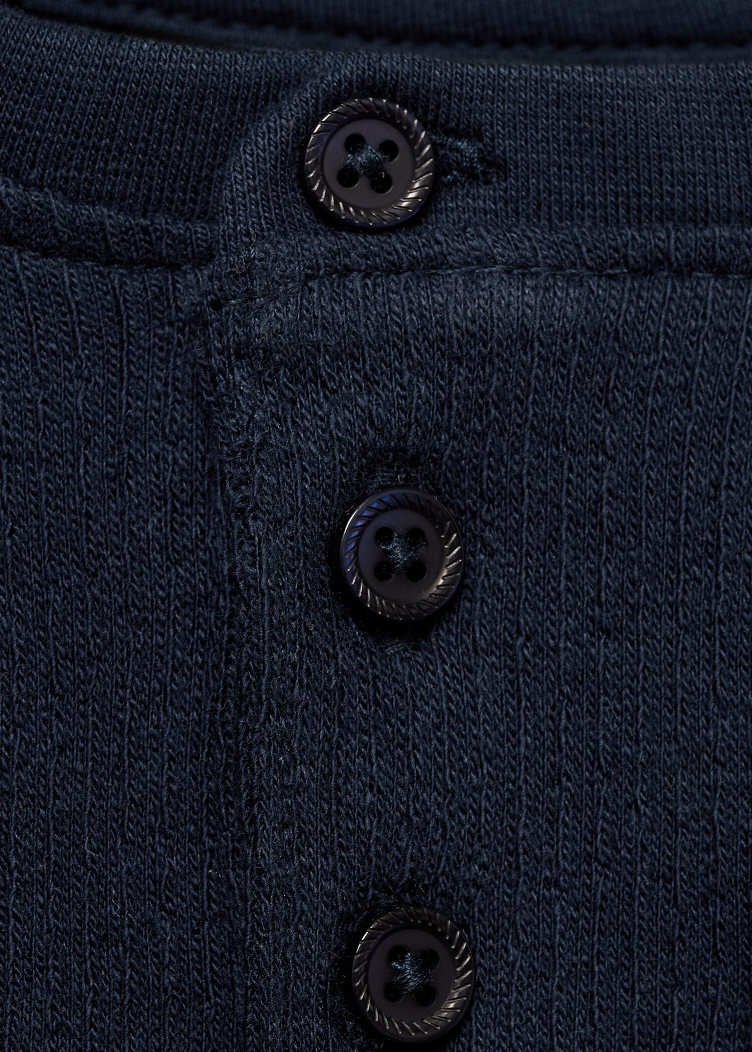 Langärmliges T-Shirt mit Knöpfen - Detail des Artikels 8